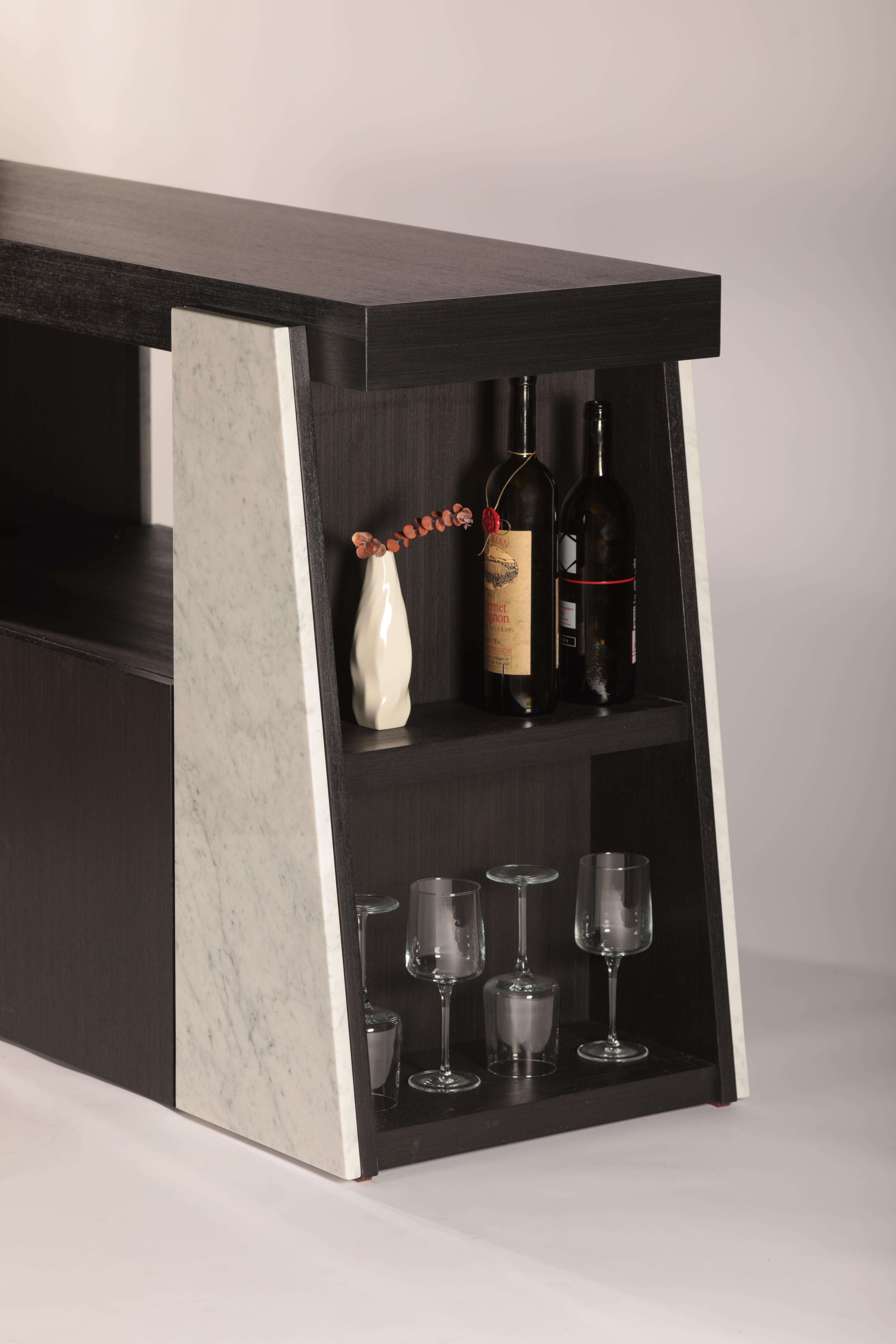 Anrichte Fiesta aus Carrara-Weiß und schwarzer Eiche von Studio Mohs im Zustand „Neu“ im Angebot in Geneve, CH