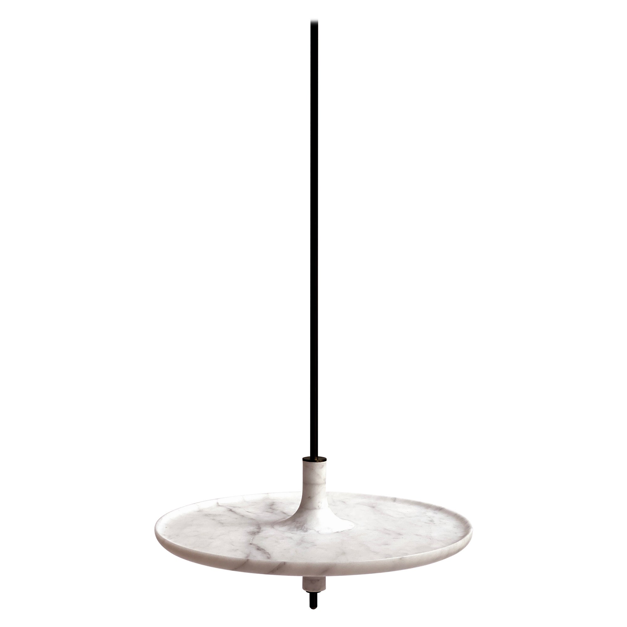 Mesa colgante 38 de mármol blanco de Carrara y metal negro by Mademoiselle Jo