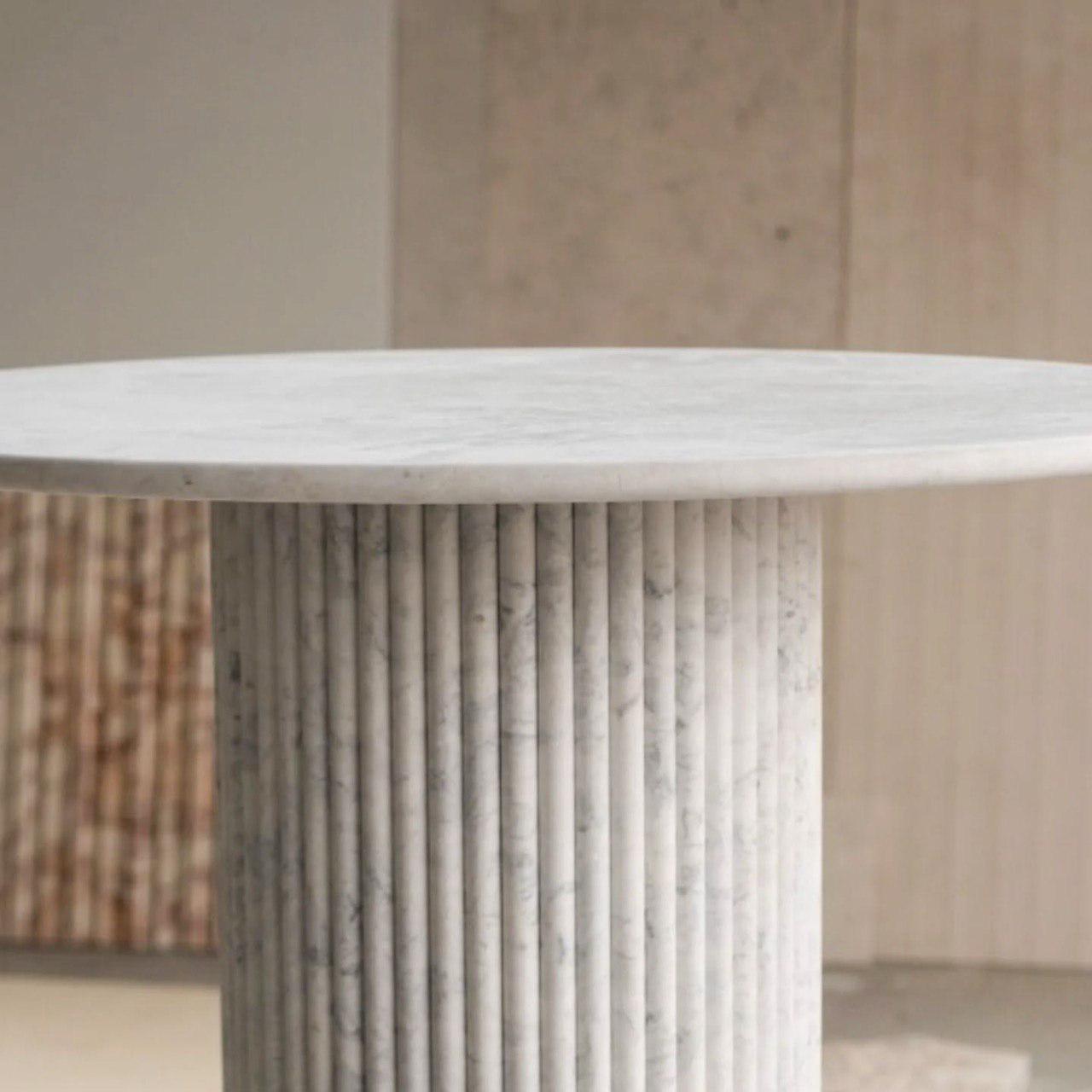 Mesa de Comedor Redonda de Mármol Blanco de Carrara con Base Acanalada Artes y manualidades en venta