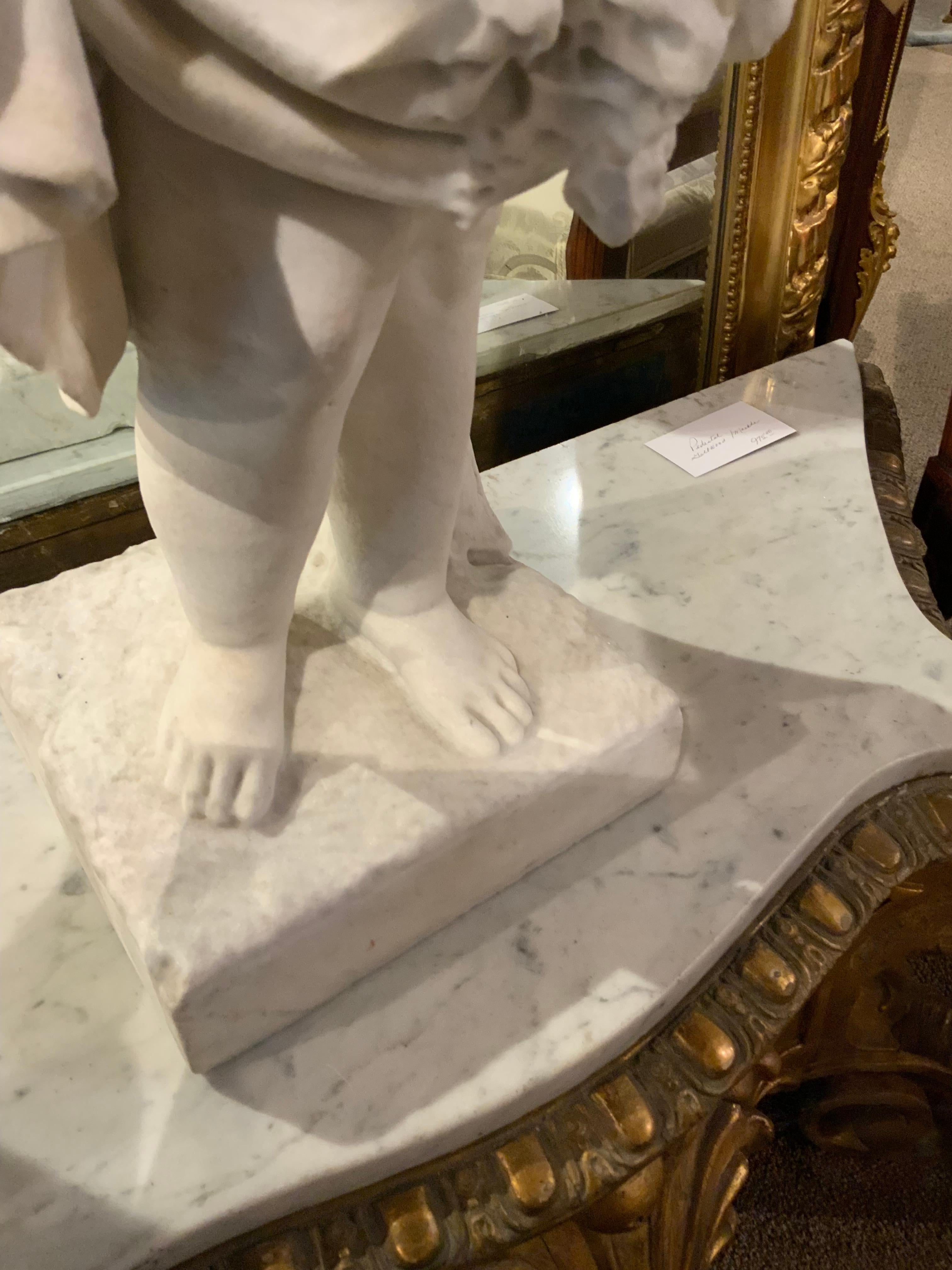 Carrara-Skulptur eines jungen Mädchens mit Blumen aus weißem Marmor (Italienisch) im Angebot