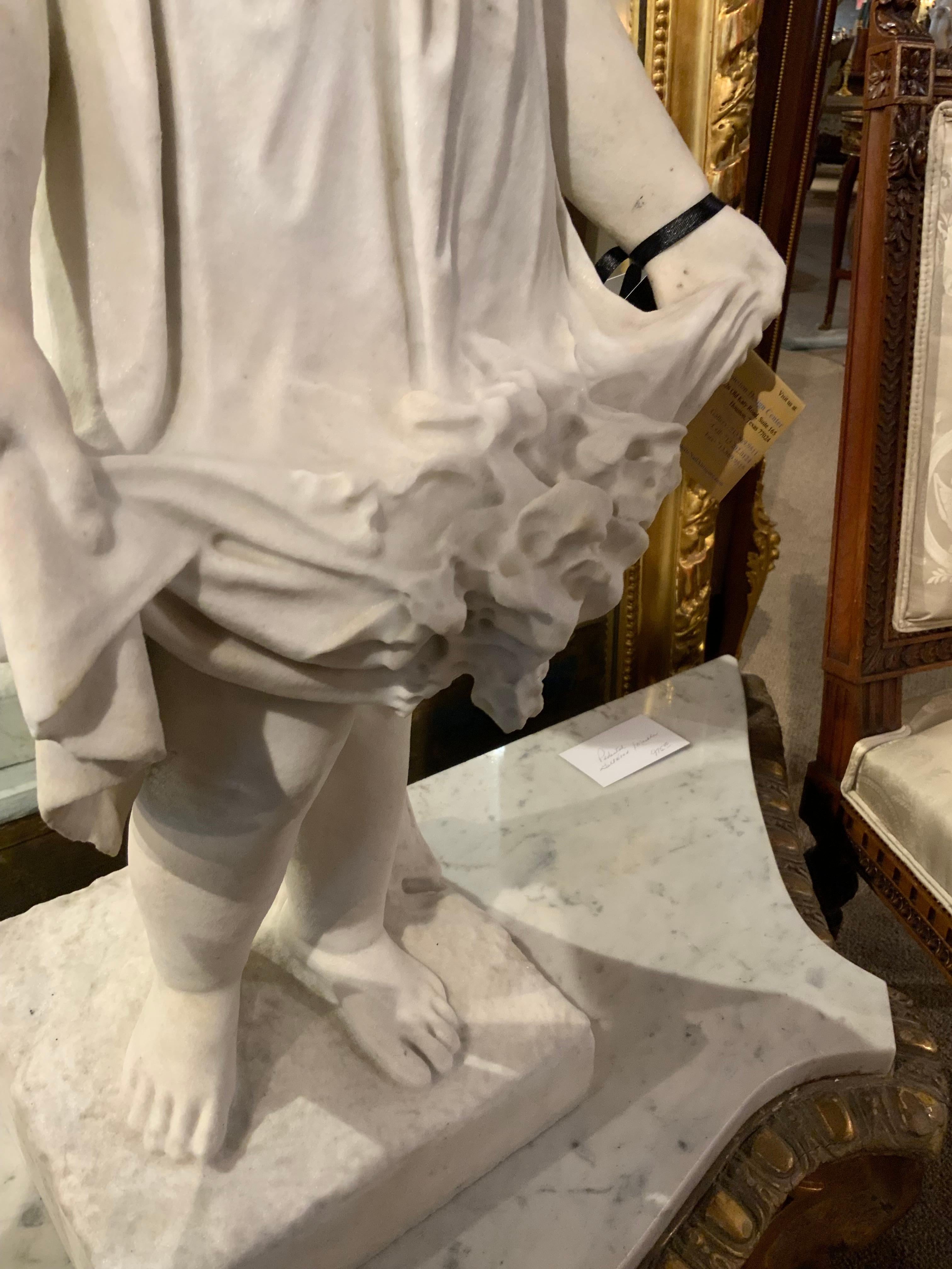 Carrara-Skulptur eines jungen Mädchens mit Blumen aus weißem Marmor (Handgefertigt) im Angebot