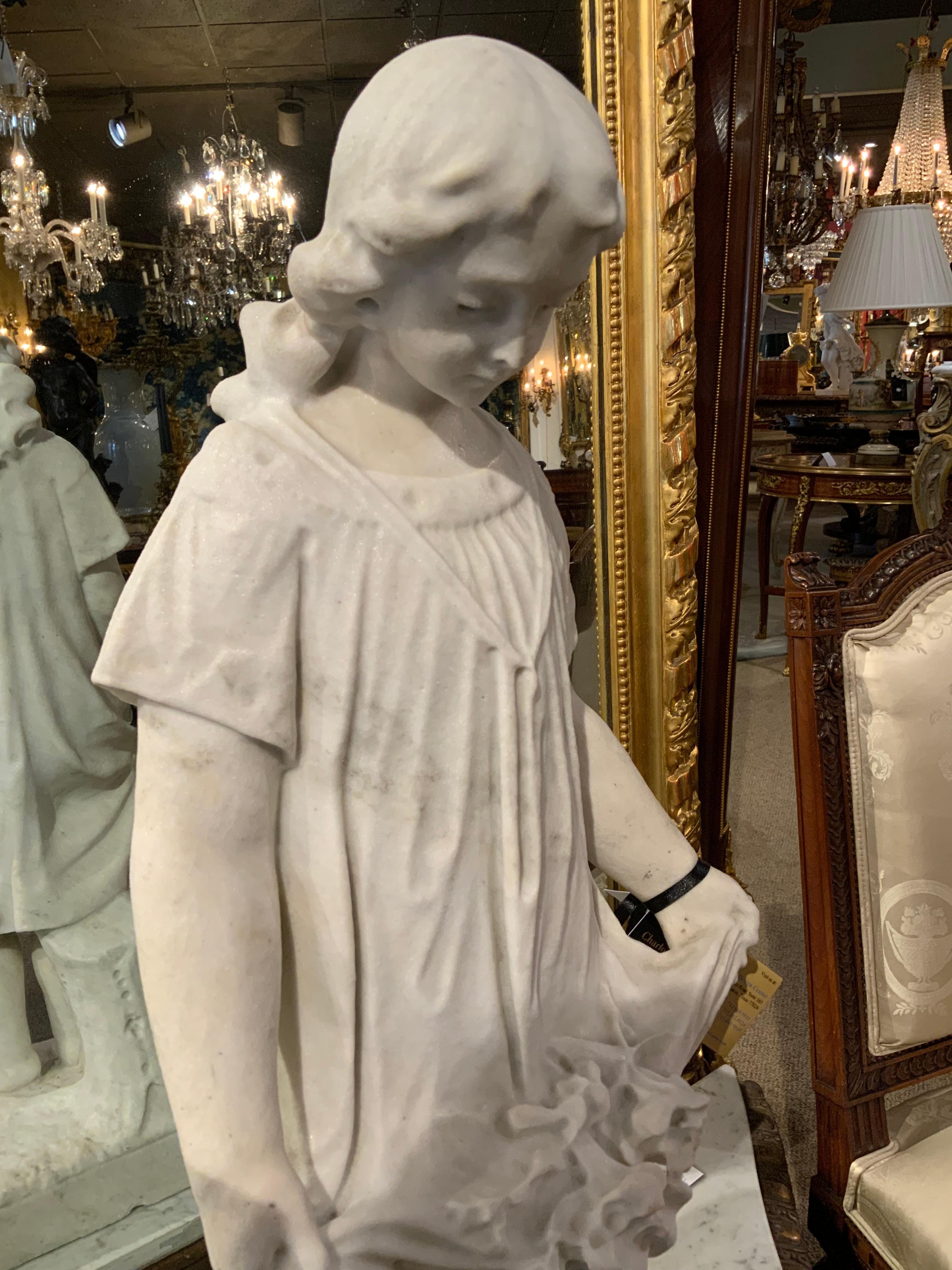 Carrara-Skulptur eines jungen Mädchens mit Blumen aus weißem Marmor im Zustand „Hervorragend“ im Angebot in Houston, TX