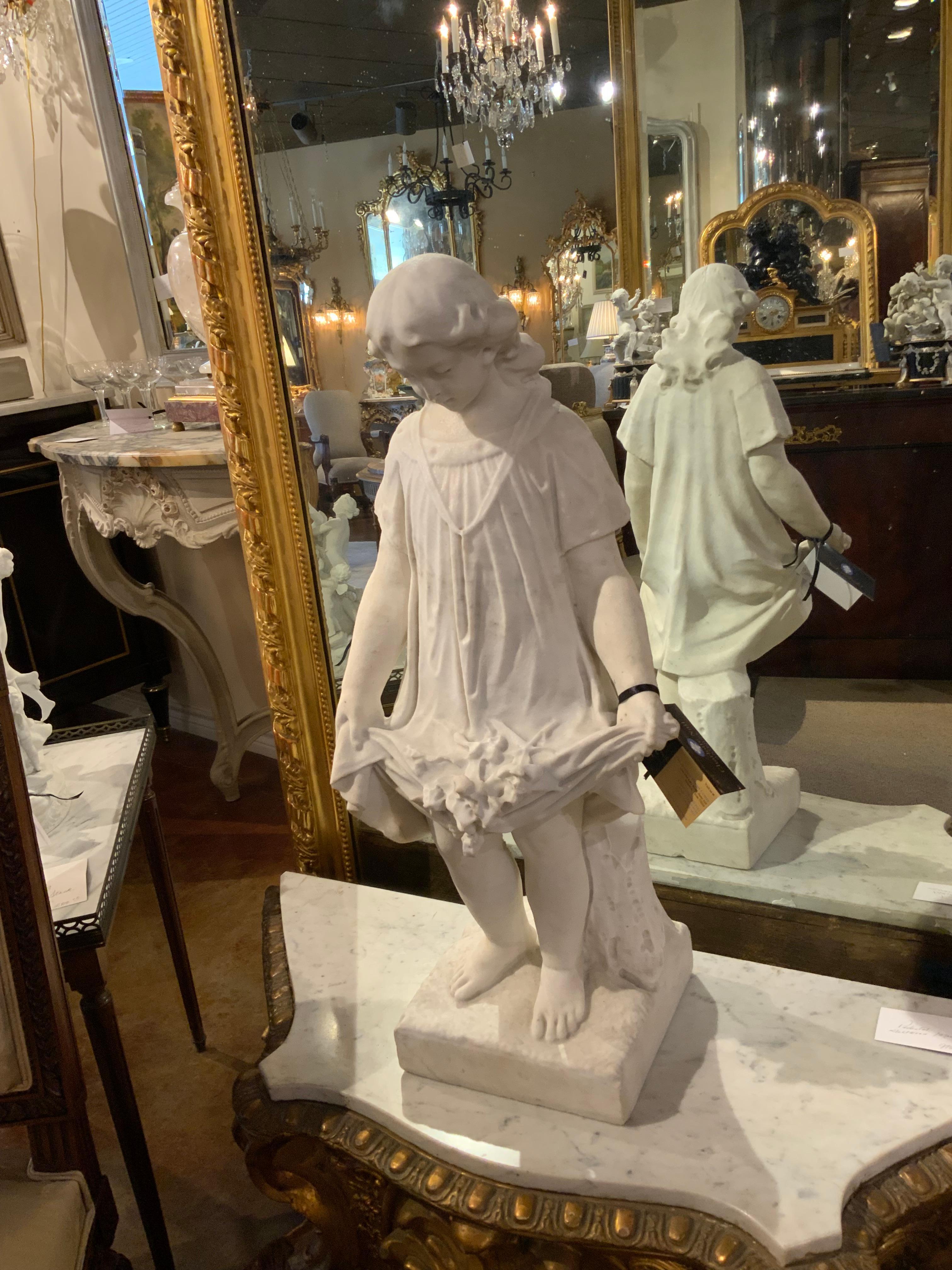 Carrara-Skulptur eines jungen Mädchens mit Blumen aus weißem Marmor (19. Jahrhundert) im Angebot