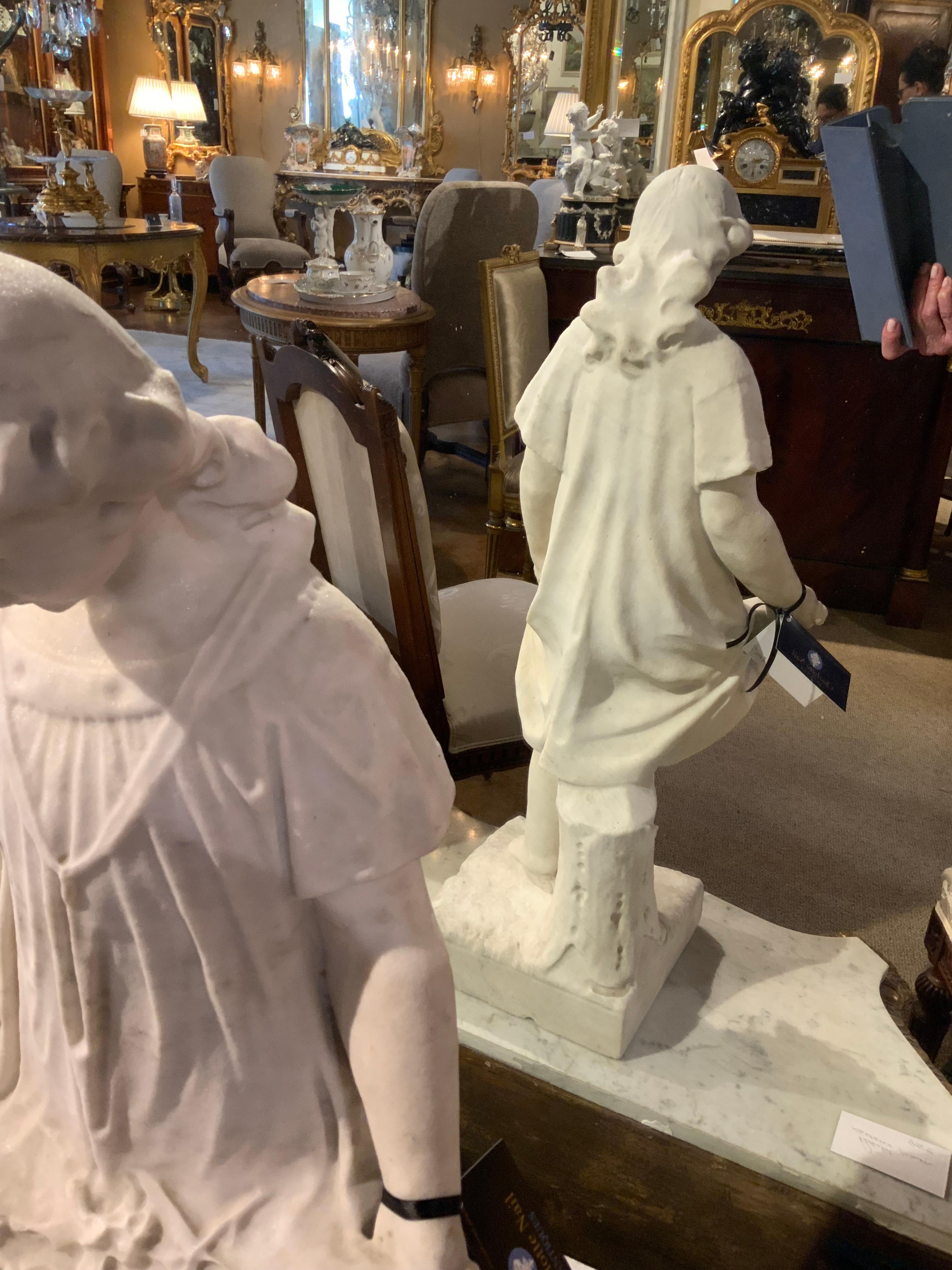Carrara-Skulptur eines jungen Mädchens mit Blumen aus weißem Marmor (Carrara-Marmor) im Angebot