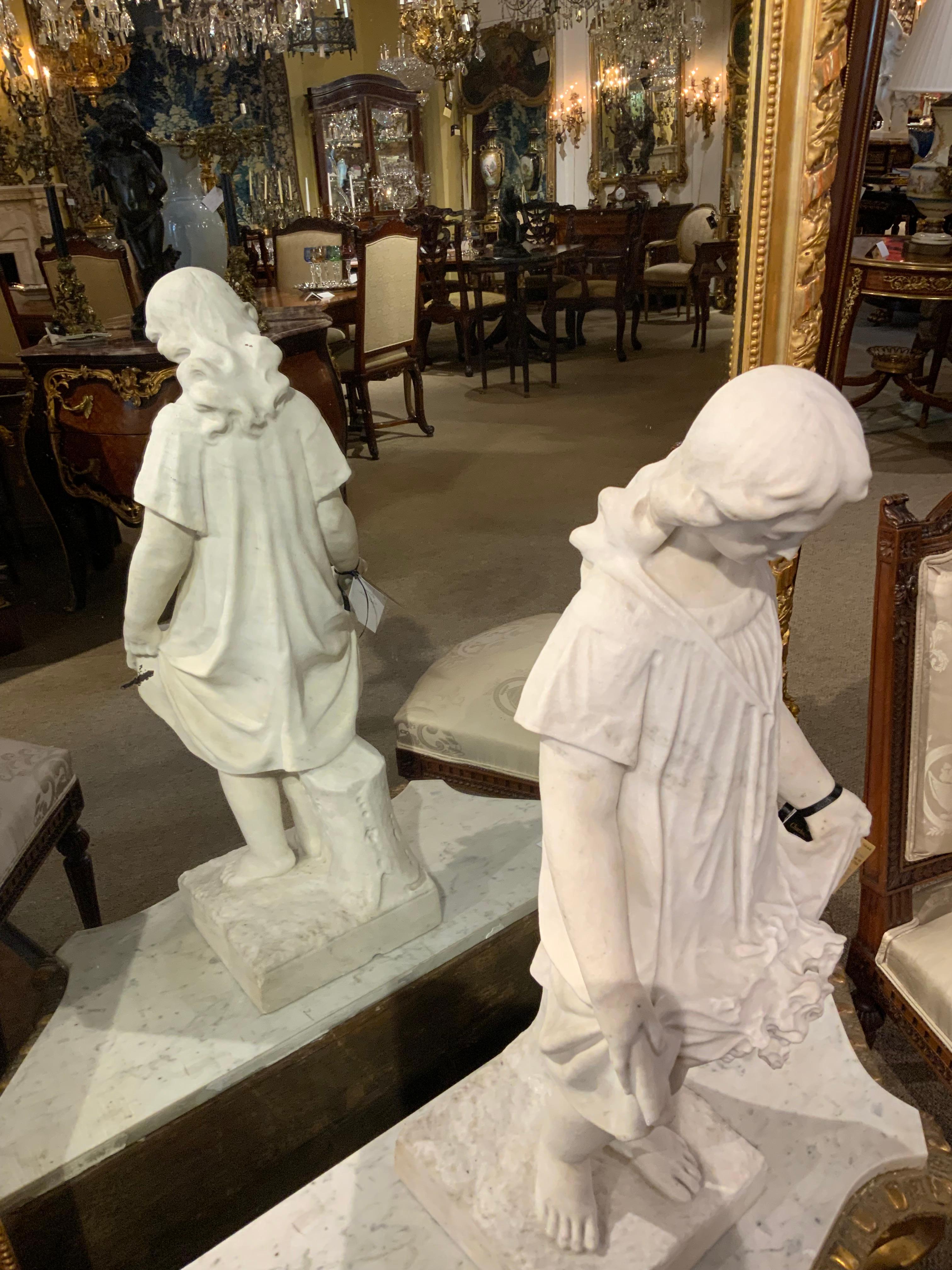 Carrara-Skulptur eines jungen Mädchens mit Blumen aus weißem Marmor im Angebot 1
