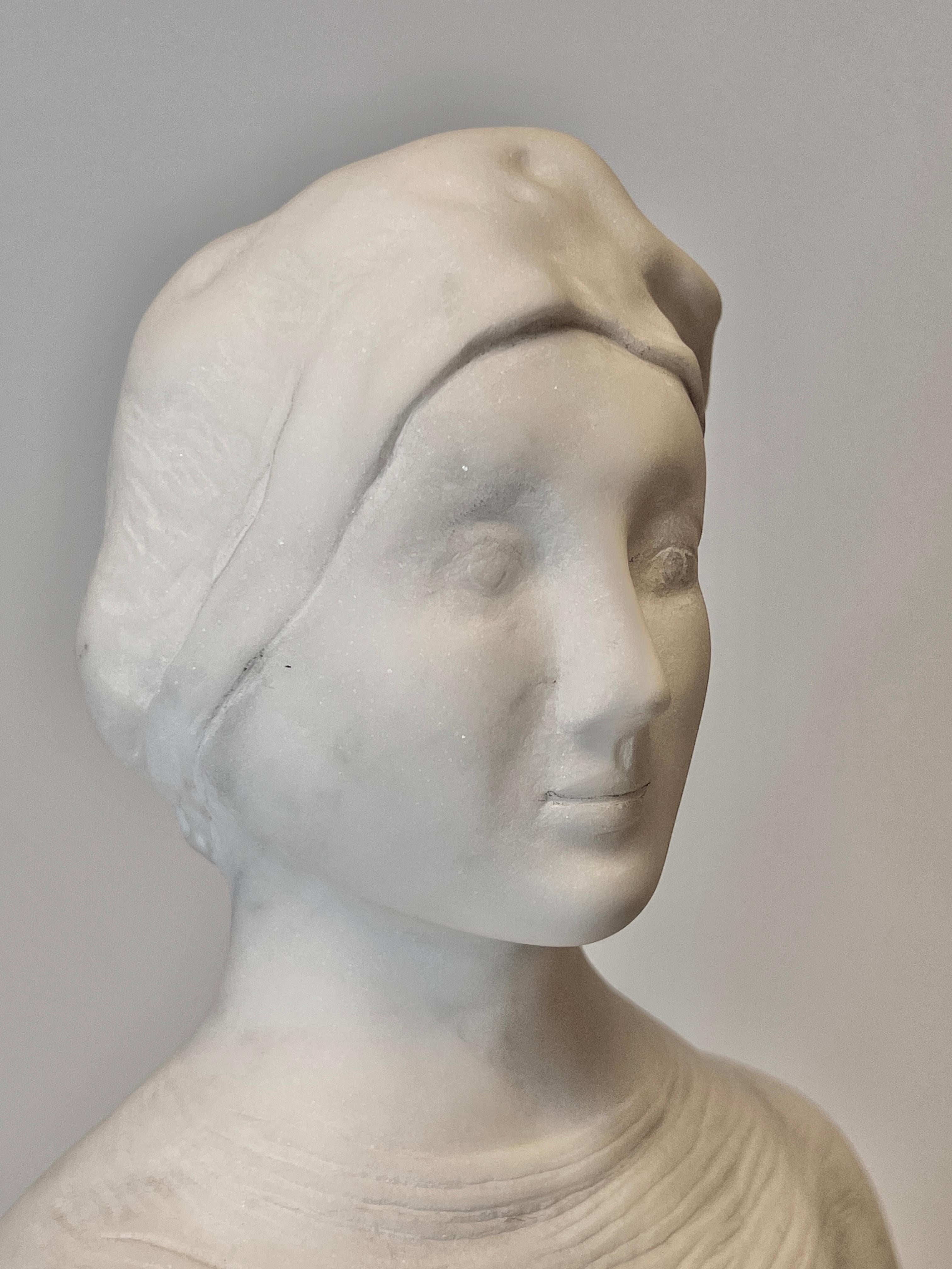 Sculpture en marbre blanc de Carrare représentant une femme assise par R. Madonna en vente 3