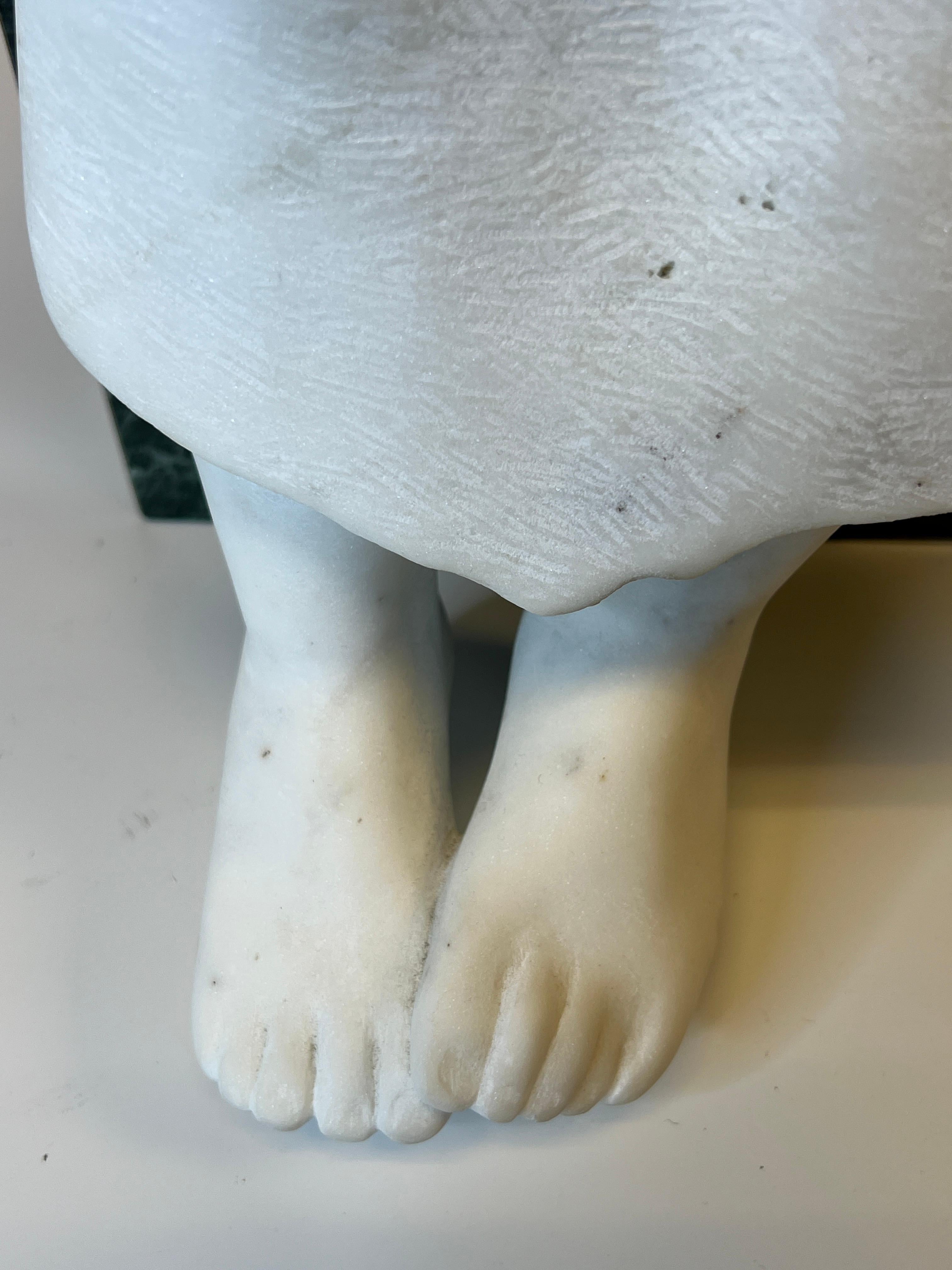 Sculpture en marbre blanc de Carrare représentant une femme assise par R. Madonna en vente 4