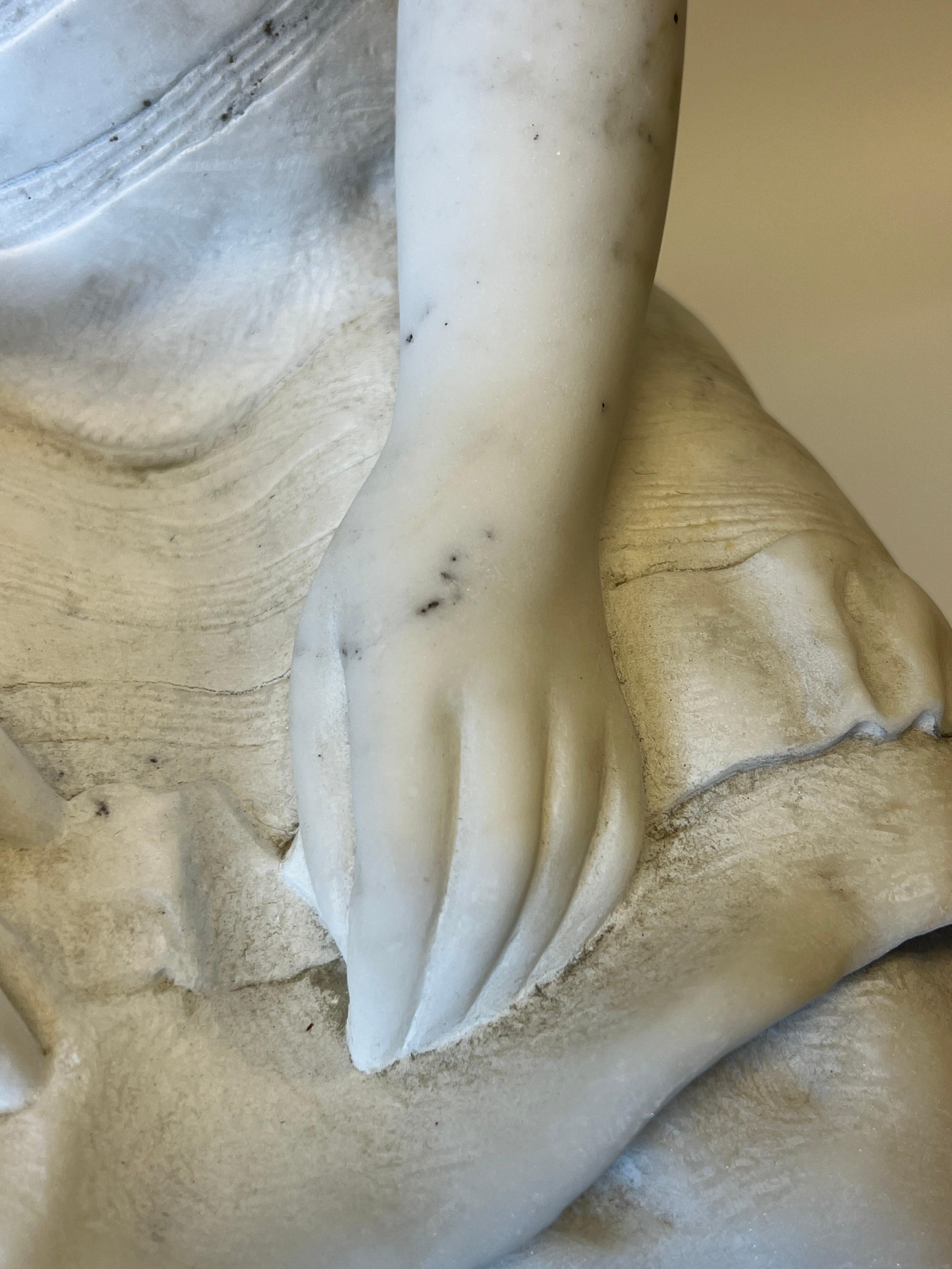 Sculpture en marbre blanc de Carrare représentant une femme assise par R. Madonna en vente 6