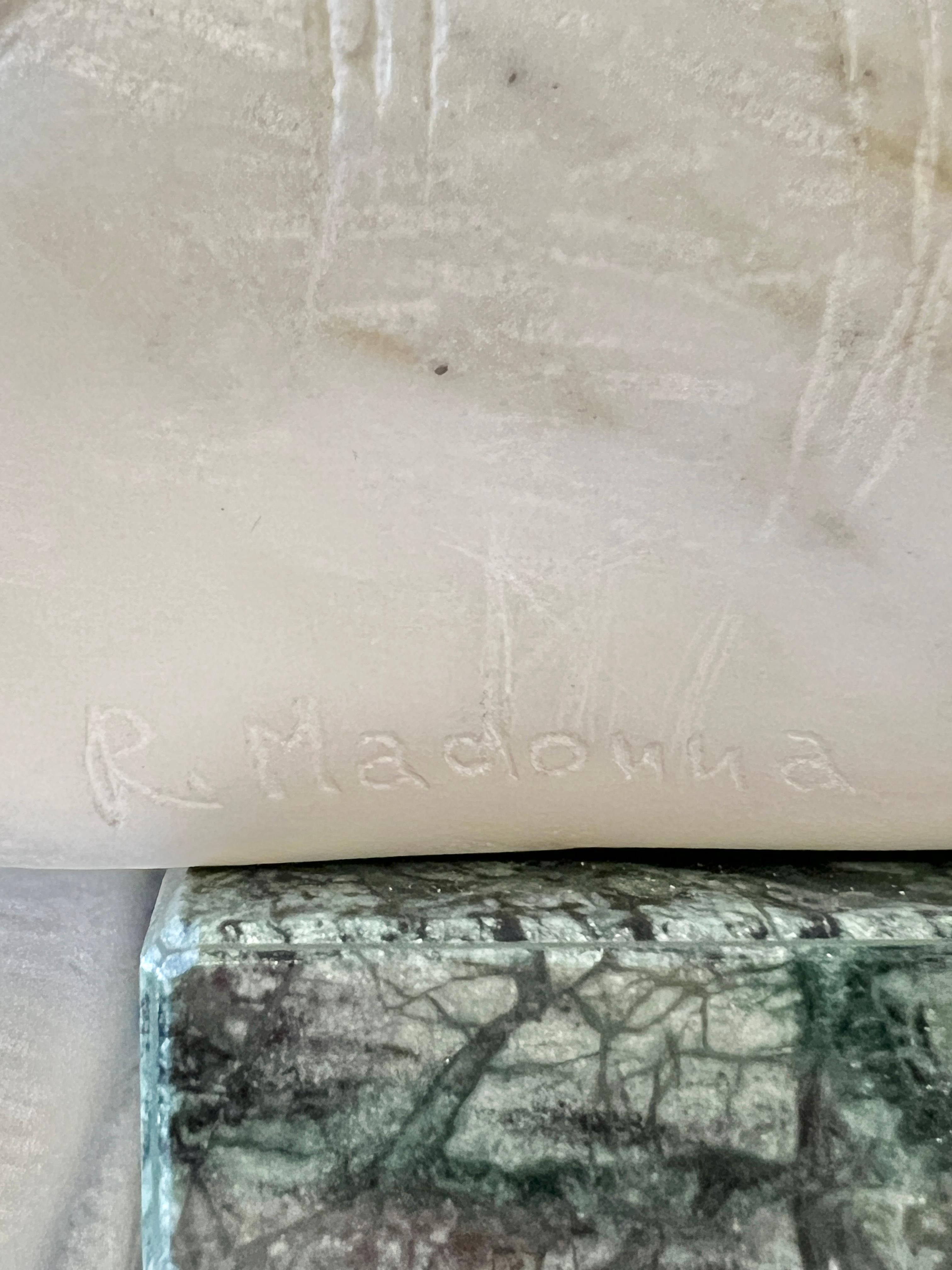 Sculpture italienne en marbre de Carrare représentant une femme assise, signée R. Madonna, avec une base plus tardive de forme carrée en marbre vert panaché.