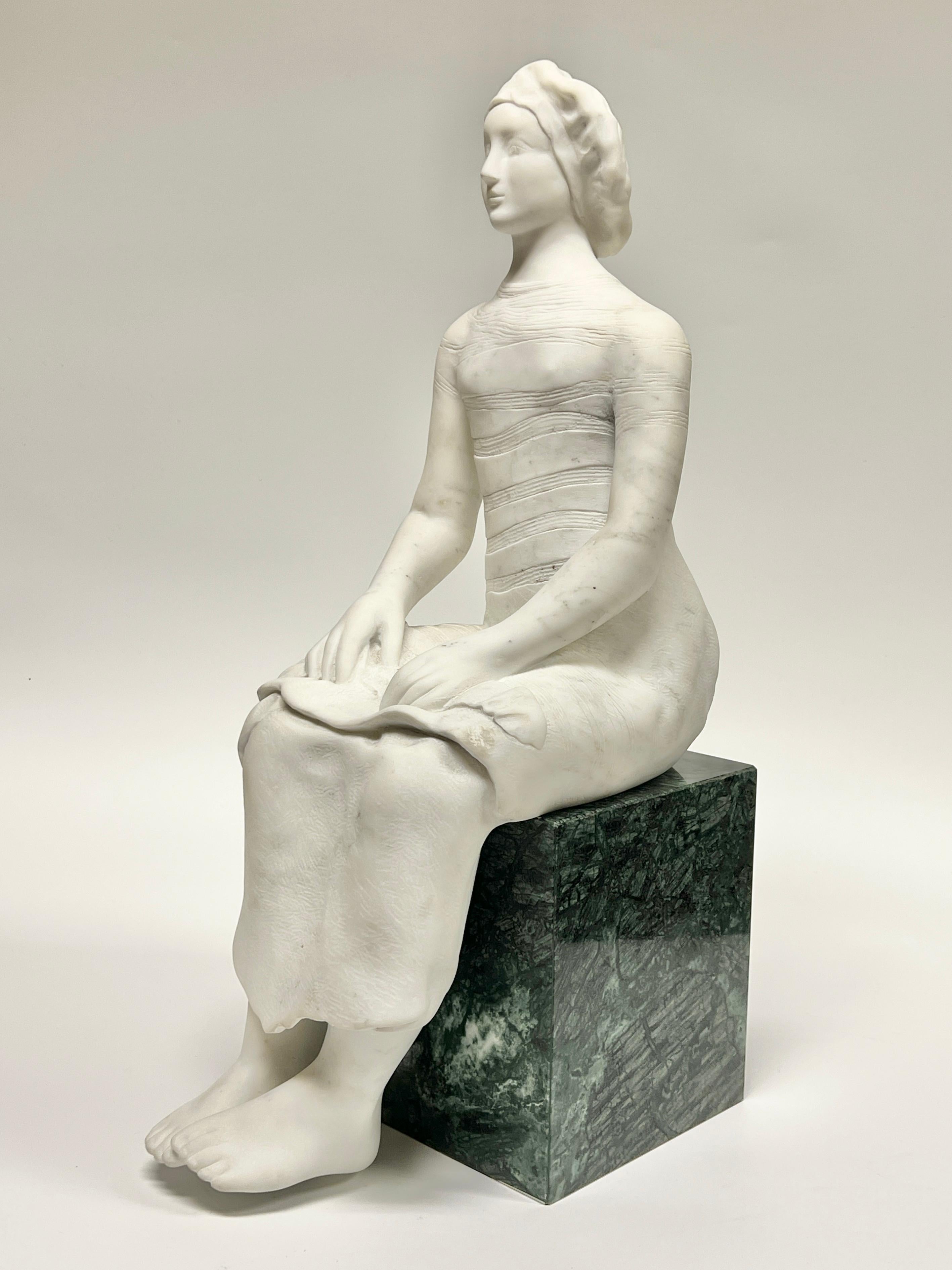 italien Sculpture en marbre blanc de Carrare représentant une femme assise par R. Madonna en vente
