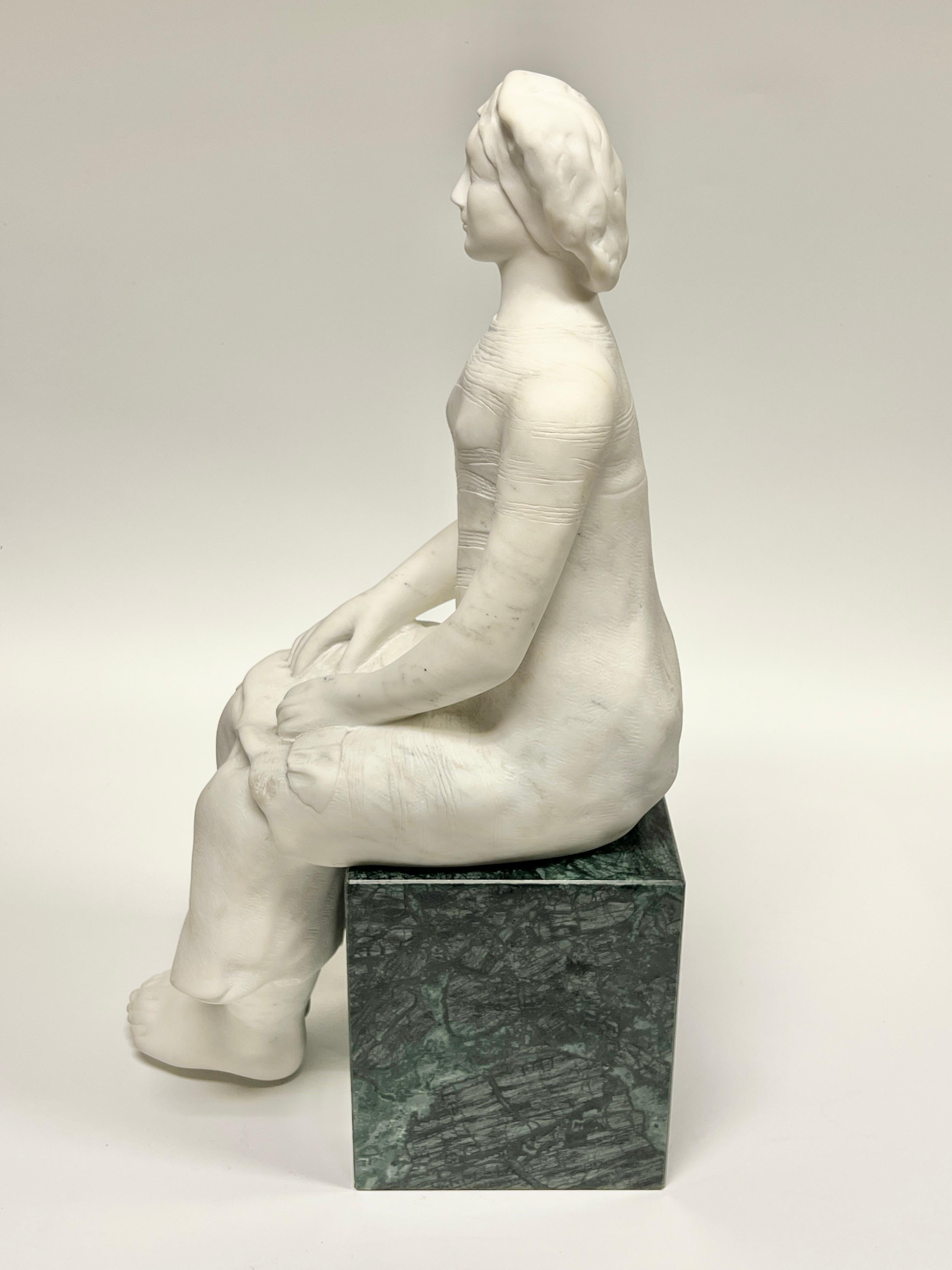 Sculpté à la main Sculpture en marbre blanc de Carrare représentant une femme assise par R. Madonna en vente