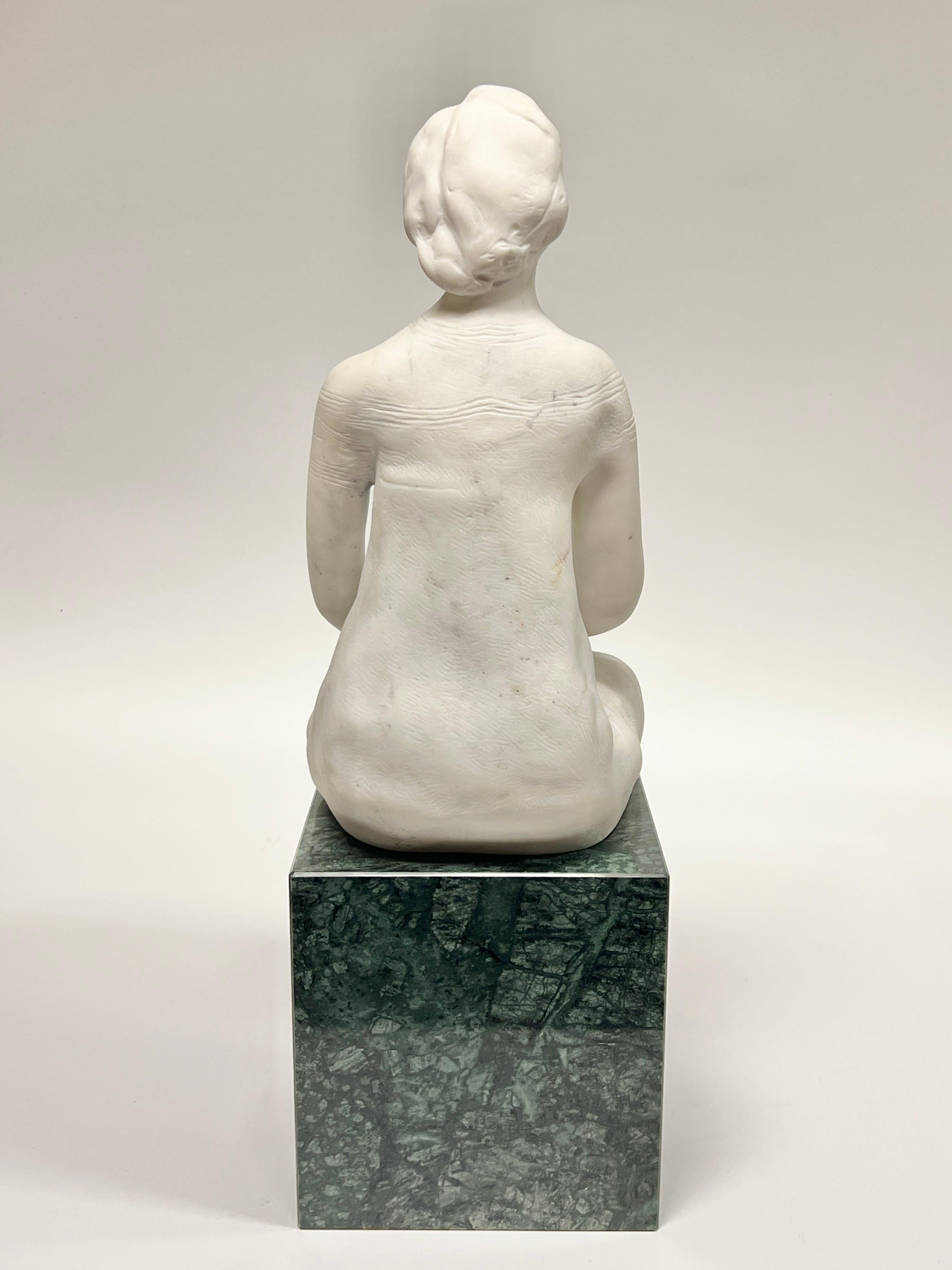 Sculpture en marbre blanc de Carrare représentant une femme assise par R. Madonna Bon état - En vente à New York, NY