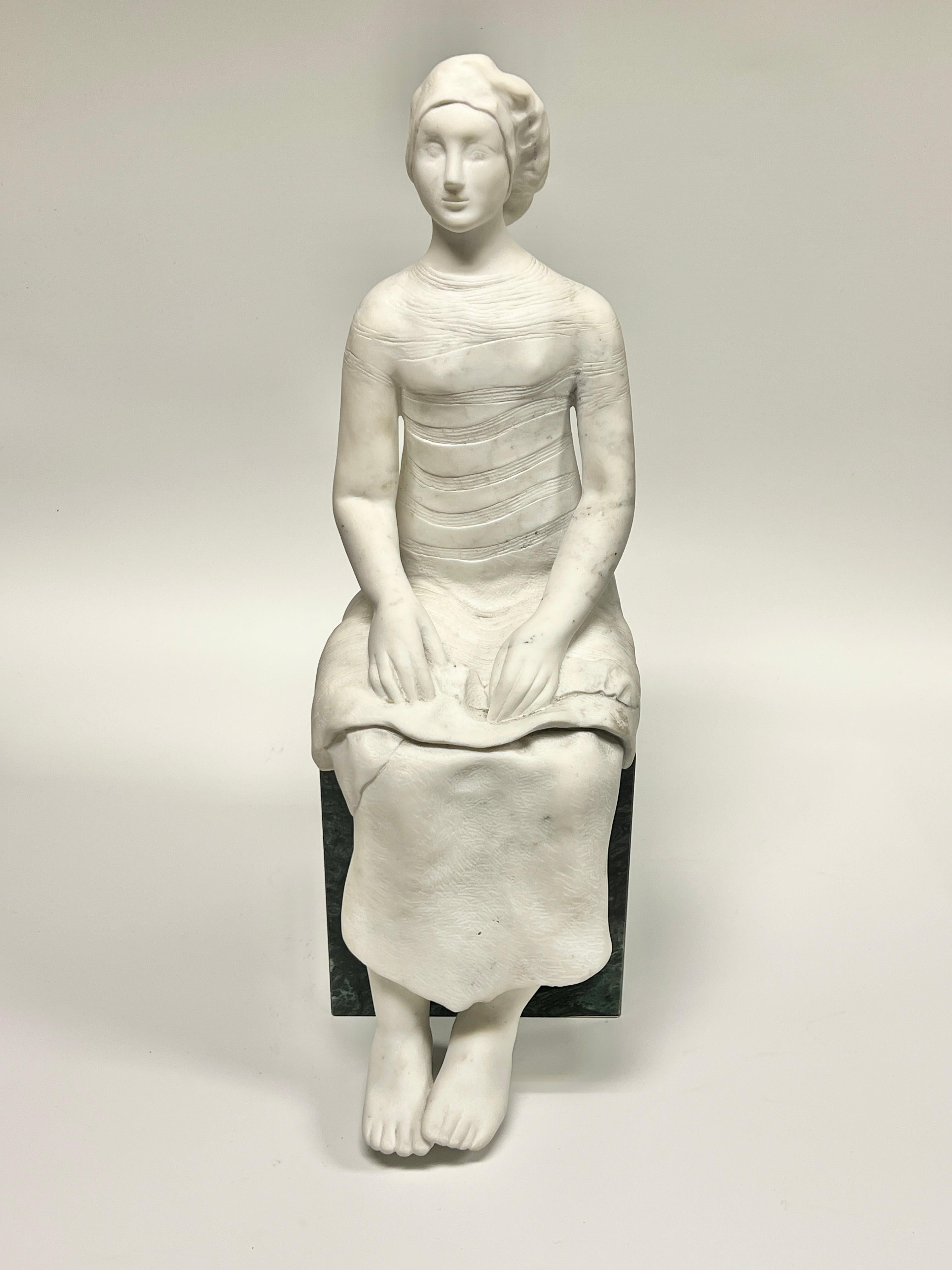 20ième siècle Sculpture en marbre blanc de Carrare représentant une femme assise par R. Madonna en vente