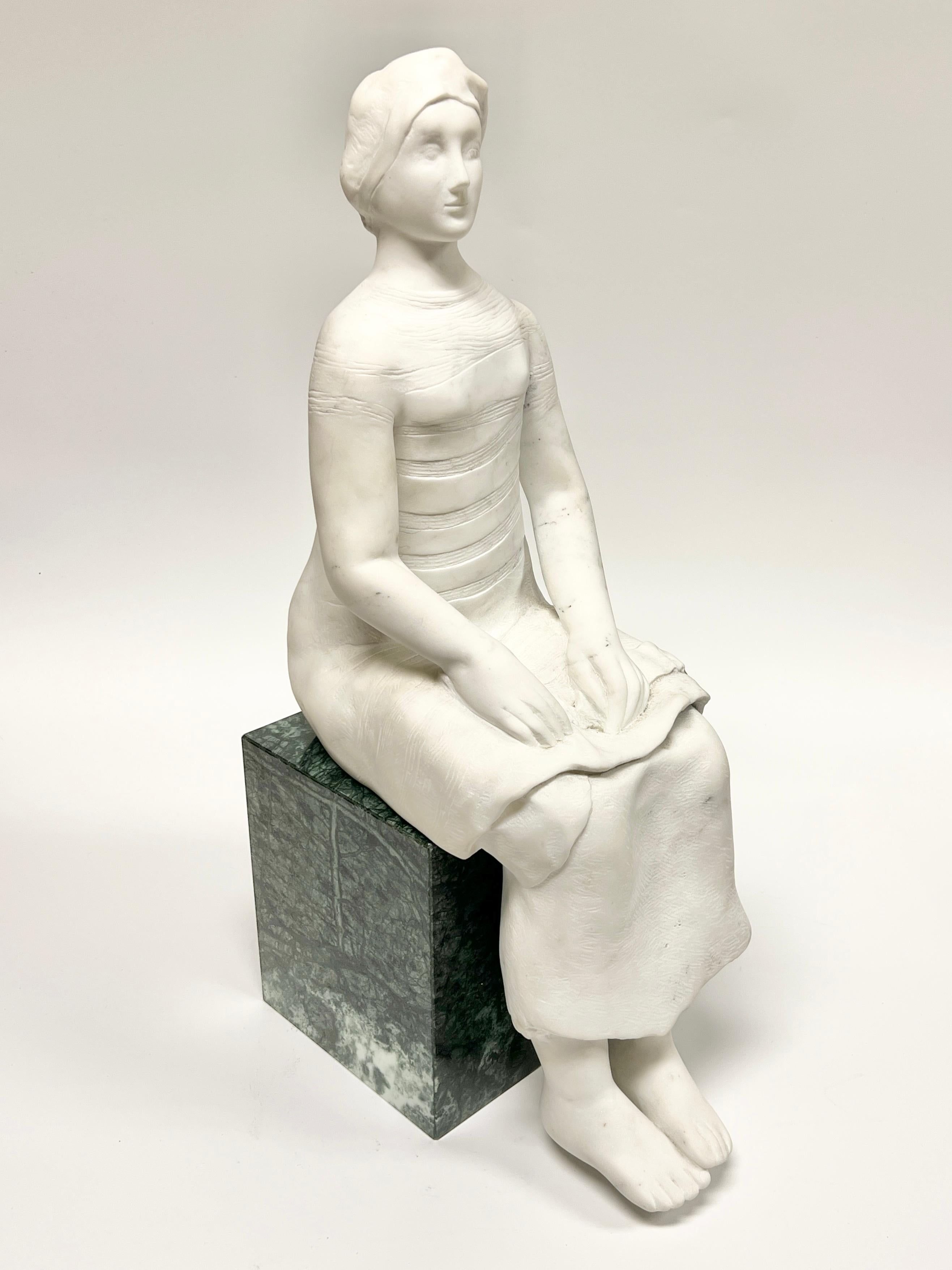 Marbre de Carrare Sculpture en marbre blanc de Carrare représentant une femme assise par R. Madonna en vente