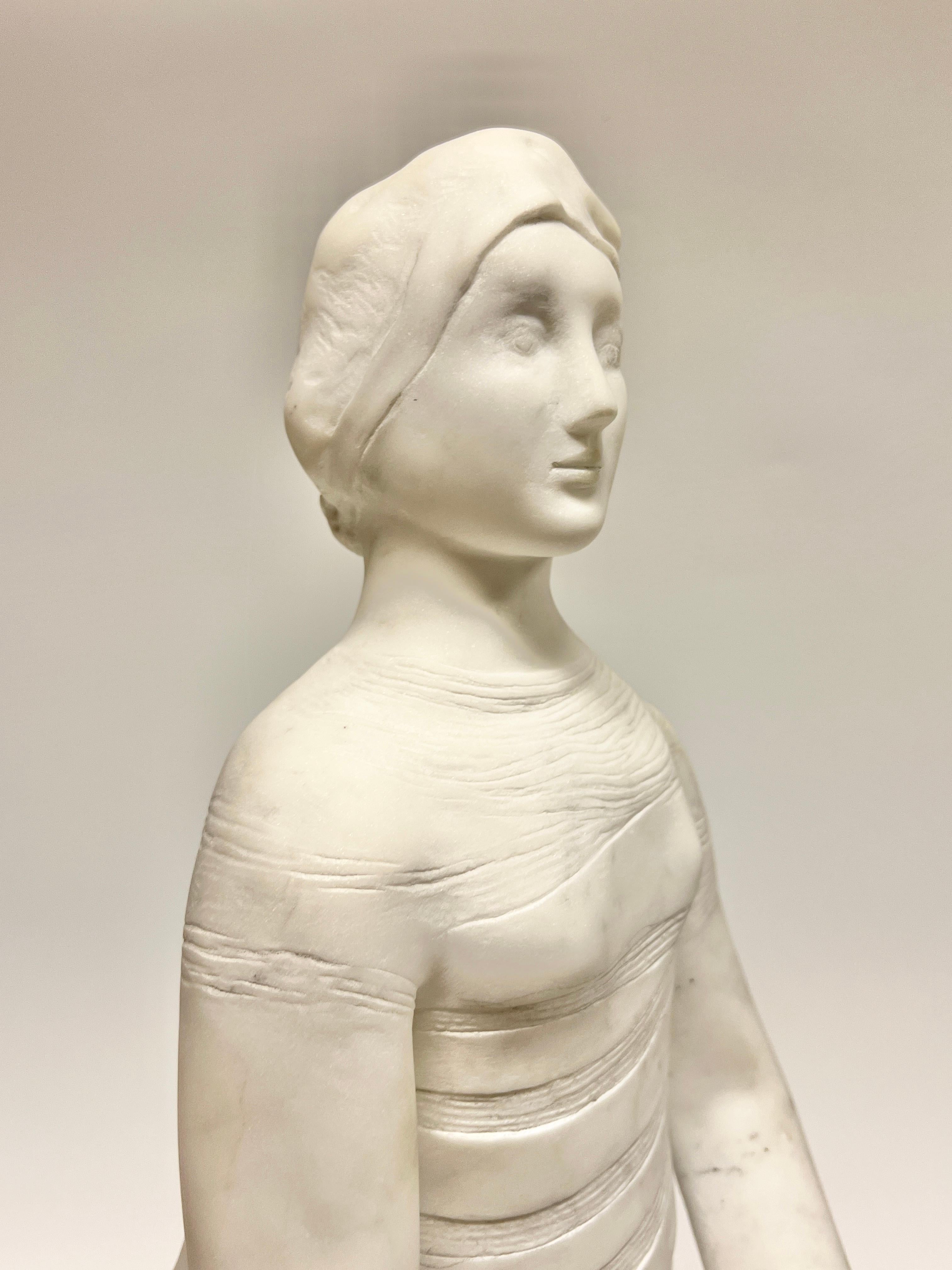 Sculpture en marbre blanc de Carrare représentant une femme assise par R. Madonna en vente 1