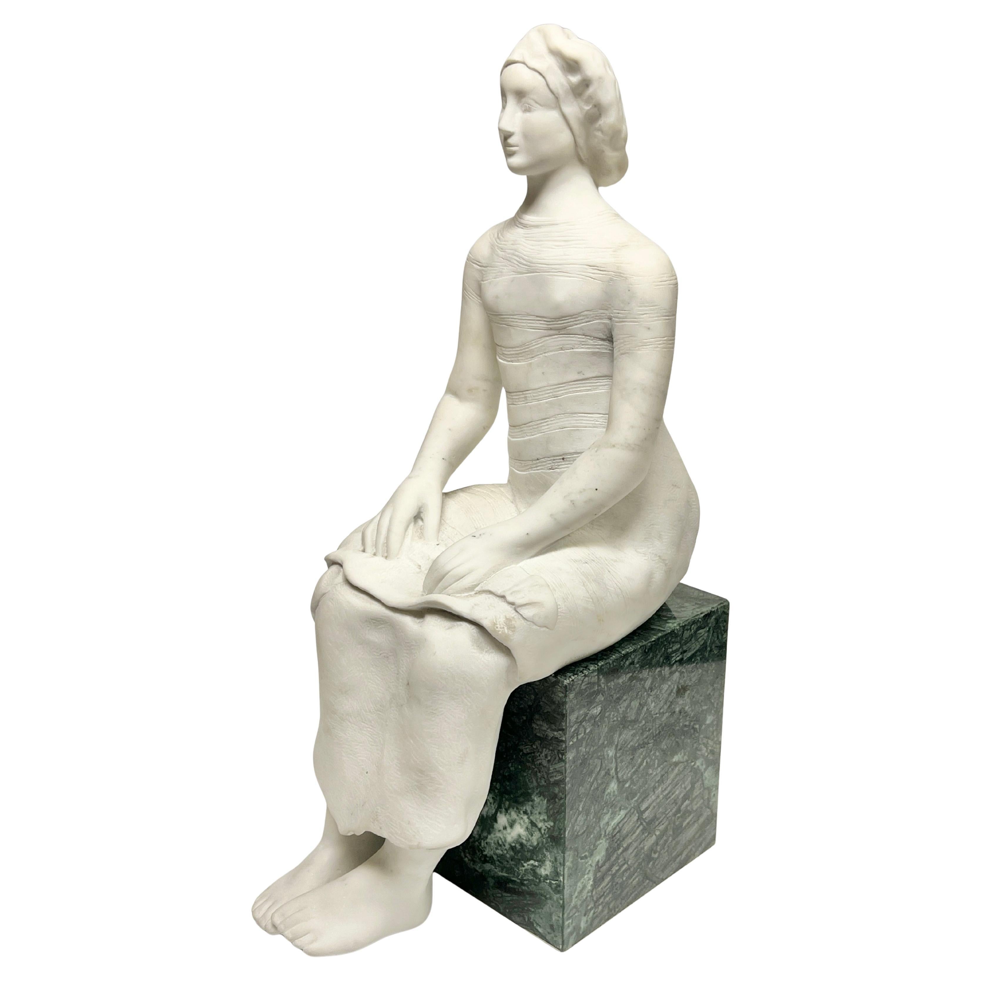 Sculpture en marbre blanc de Carrare représentant une femme assise par R. Madonna en vente