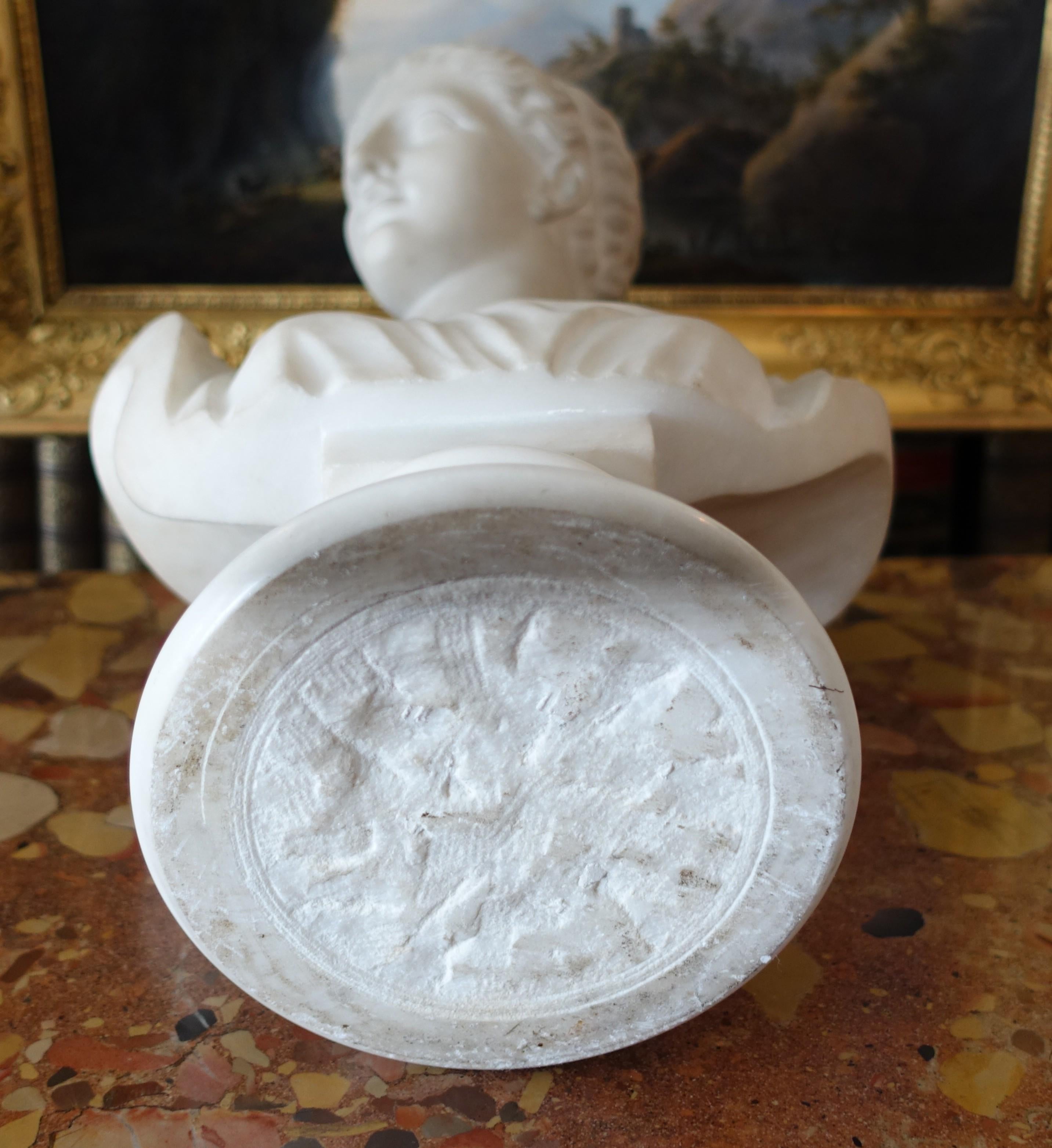 Busto de Venus en mármol de Carrare, estatua neoclásica firmada Pugi hacia 1900 en venta 6