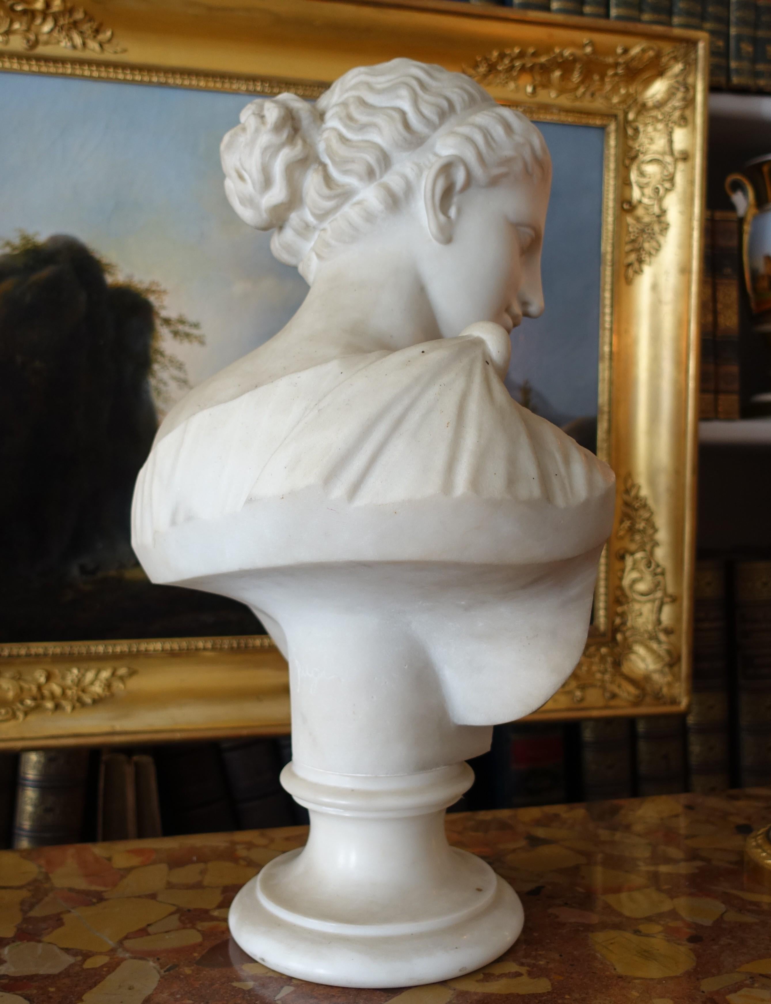 Busto de Venus en mármol de Carrare, estatua neoclásica firmada Pugi hacia 1900 Tallado en venta