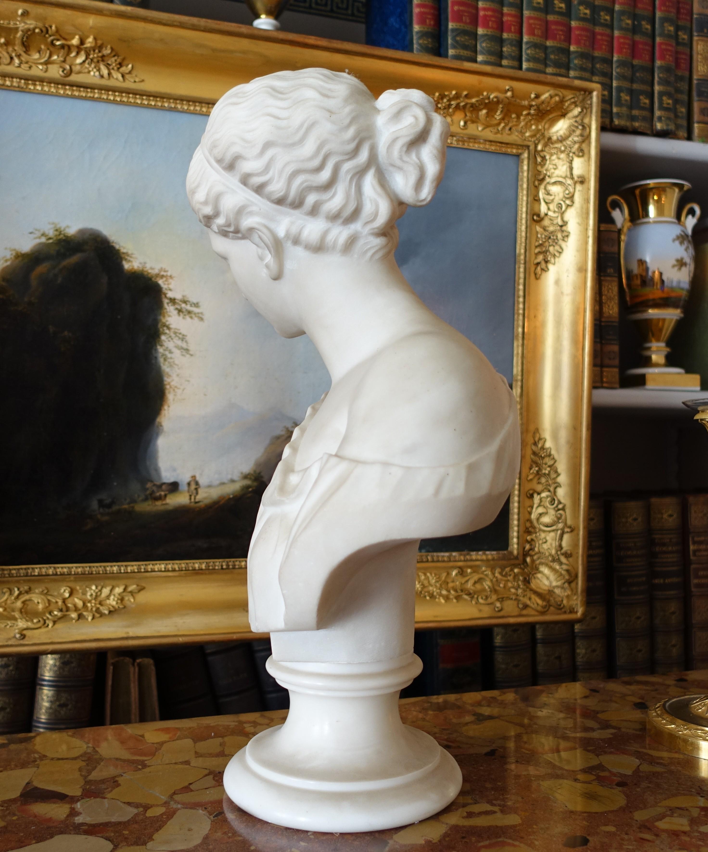 Busto de Venus en mármol de Carrare, estatua neoclásica firmada Pugi hacia 1900 principios del siglo XX en venta