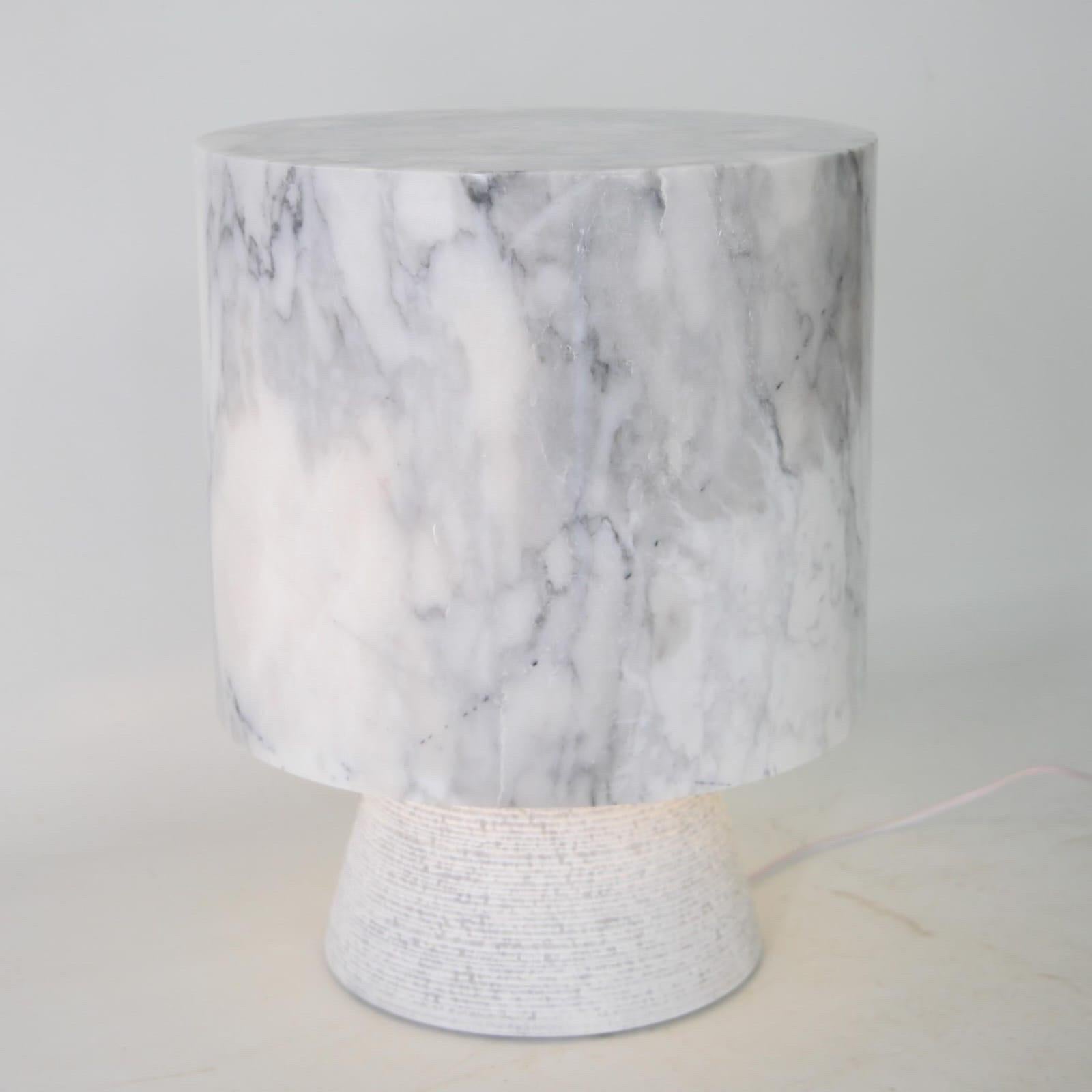 Eccezionale lampada in marmo di Carrara. Interamente realizzata in marmo, la base è scolpita e il paralume è lucido. Raro e in ottime condizioni!