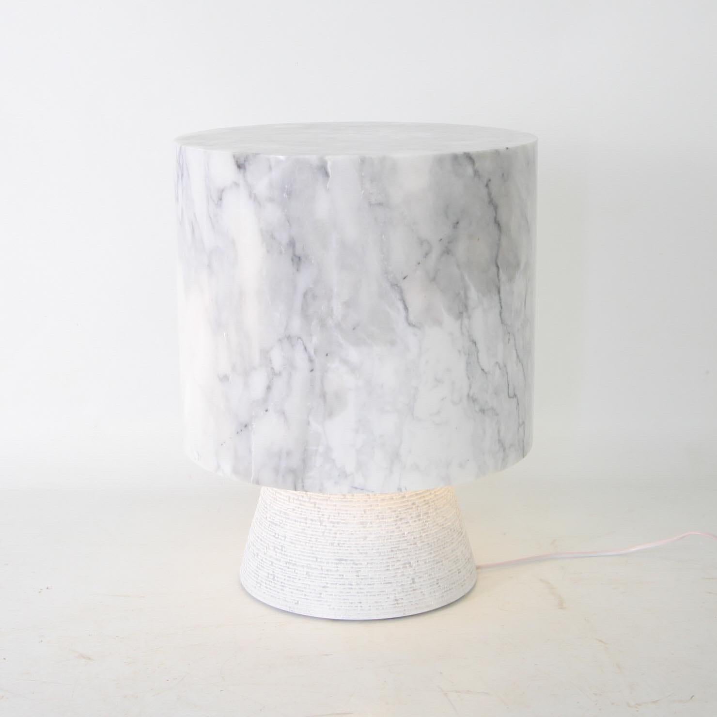 Carrare marble lamp In Excellent Condition For Sale In Isle Sur Sorgue, FR