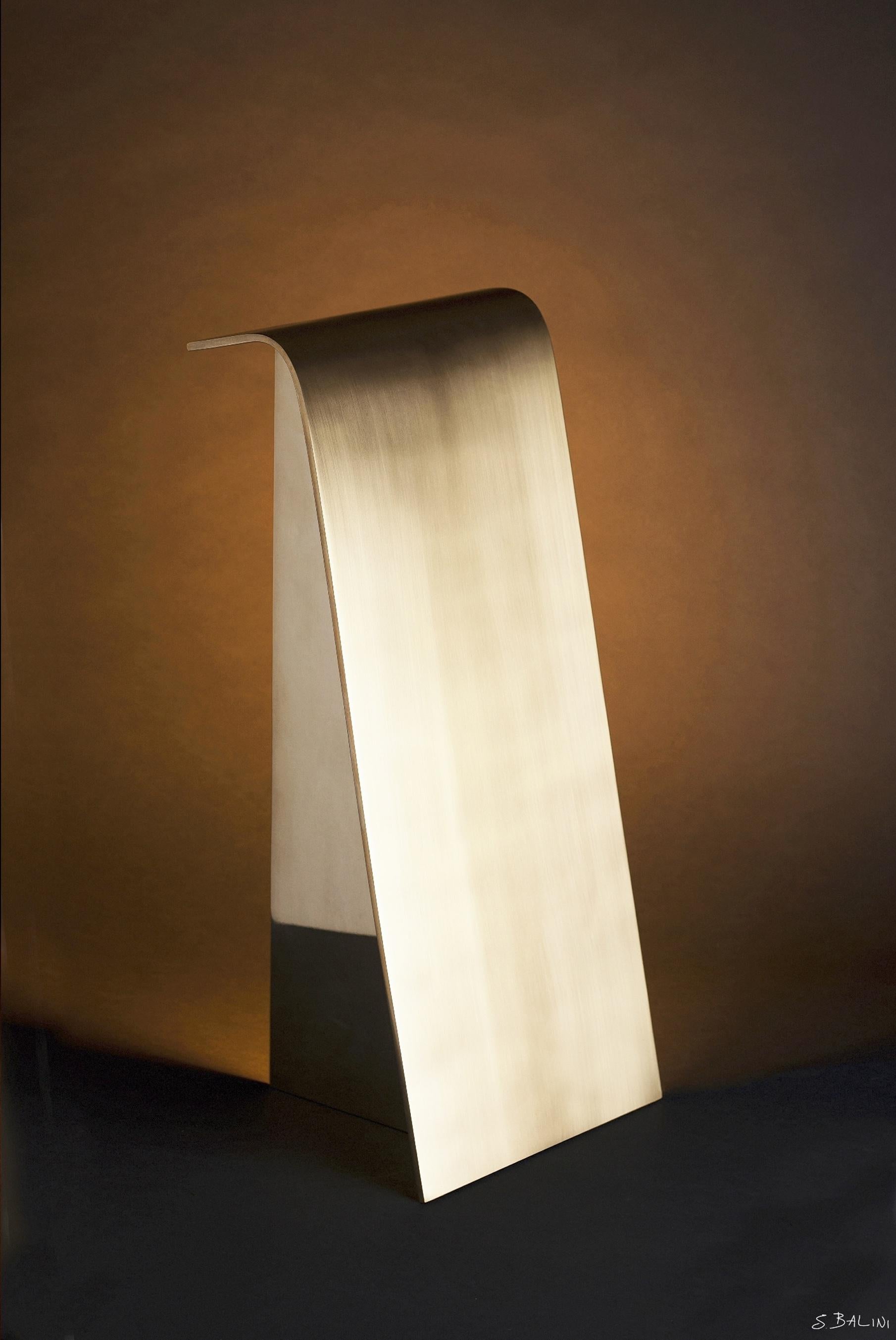 Lampe à poser Carrare
Avec ses lignes pures, la lampe en laiton de Carrare de Stéphanie Balini est une véritable sculpture pour l'intérieur. Le caractère des créations de Stéphanie Balini repose sur une attention infinie portée aux finitions et aux