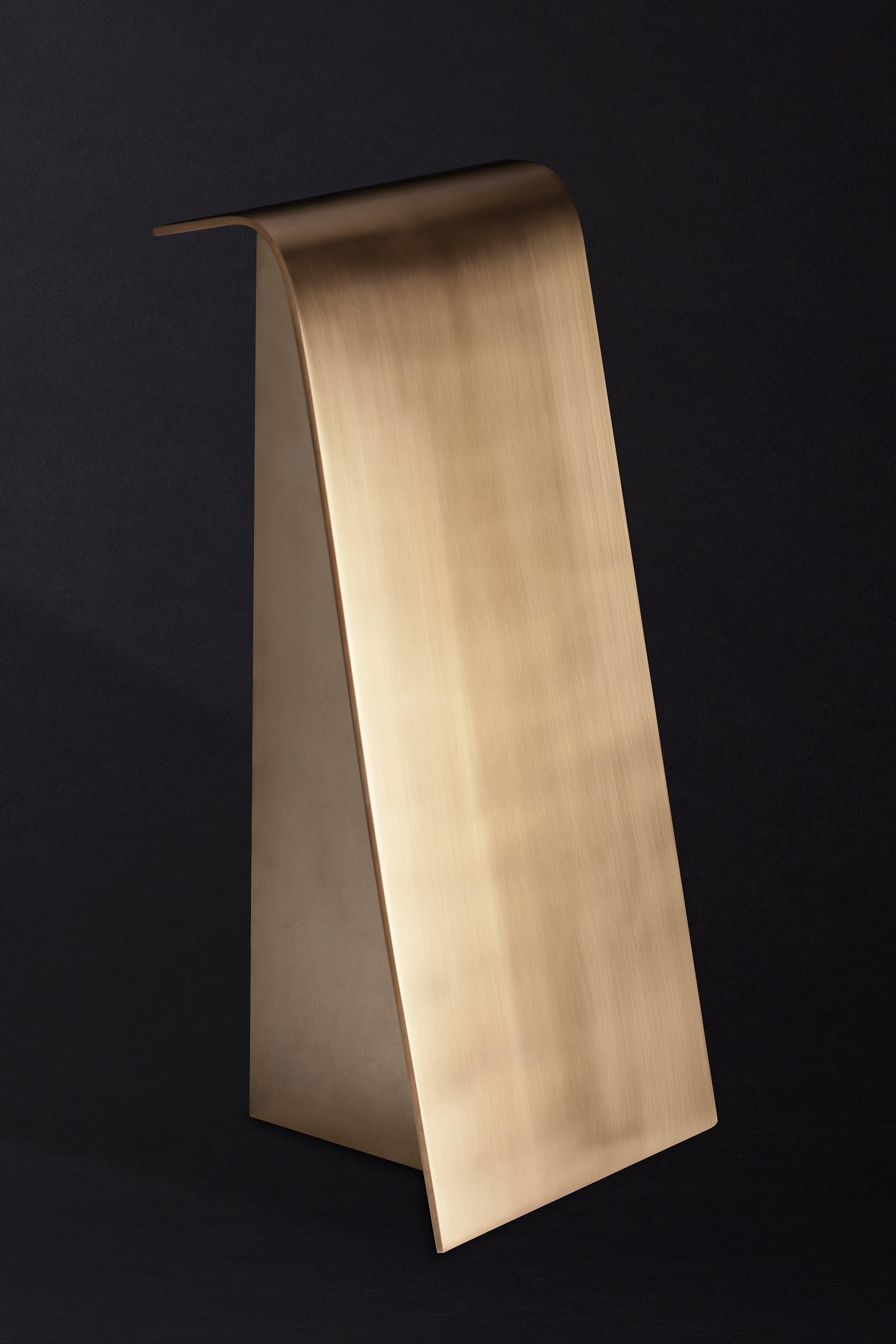 Français Lampe de table CARRARE en laiton de Stephanie Balini en vente
