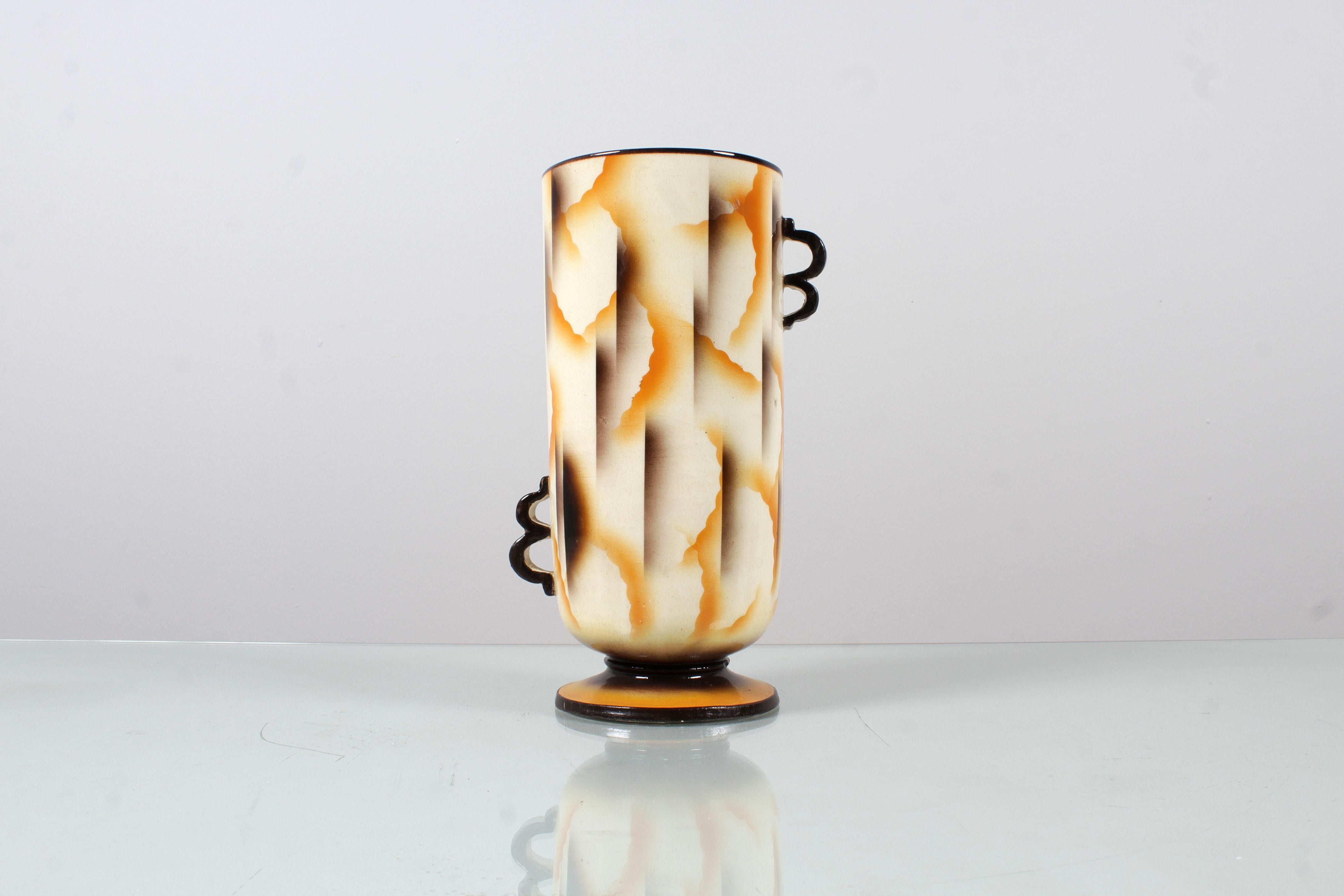 Very rare vase with staggered handles from the 1930s by Carraresi - Lucchesi manufacture (Virgilio Carraresi and Daniele Lucchesi) , Sesto Fiorentino, decorated with the airbrush technique and depicting abstract subjects in brown and orange shades
