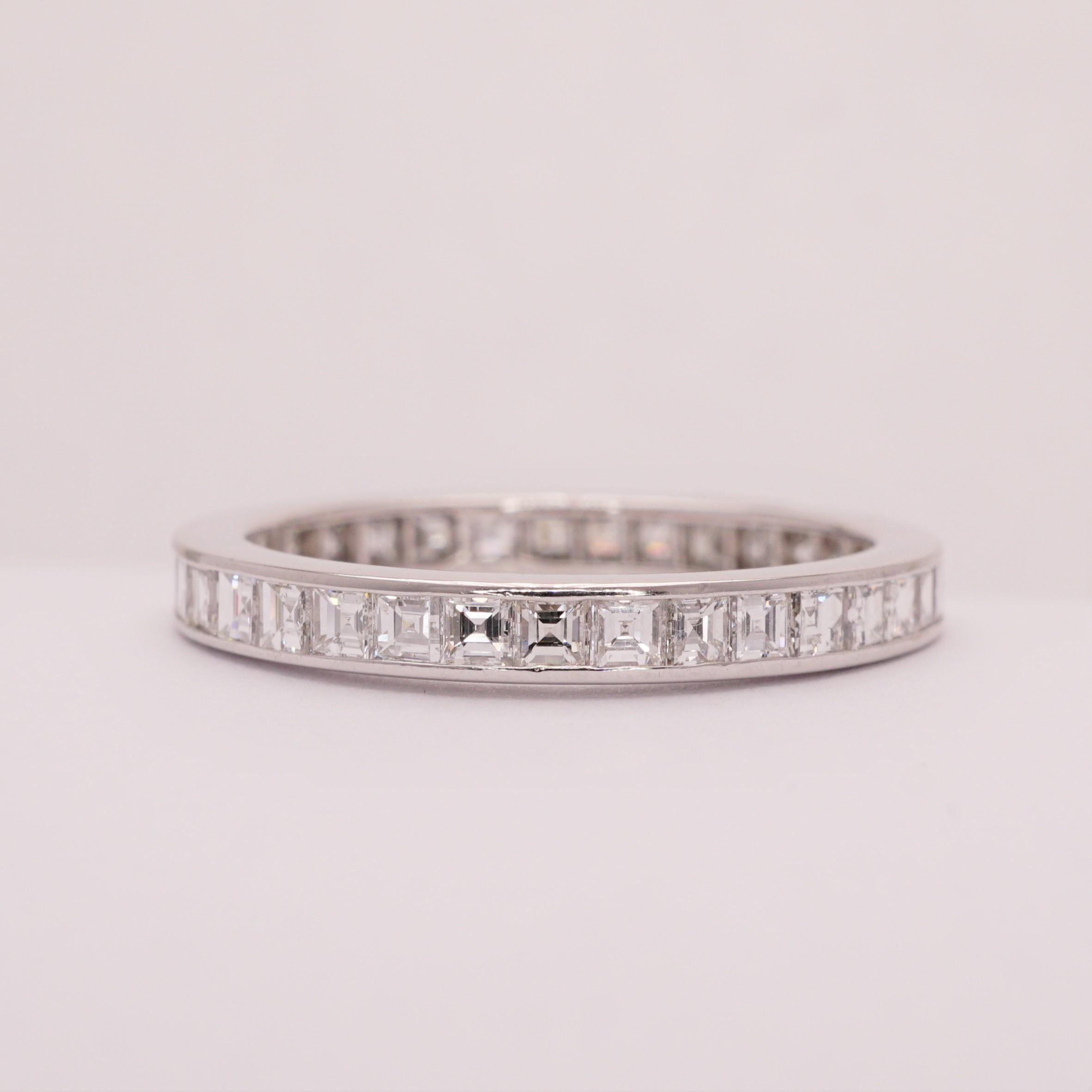 Taille carrée Anneau d'éternité de mariage en platine serti d'un diamant de 1,50 carat serti en bande en vente