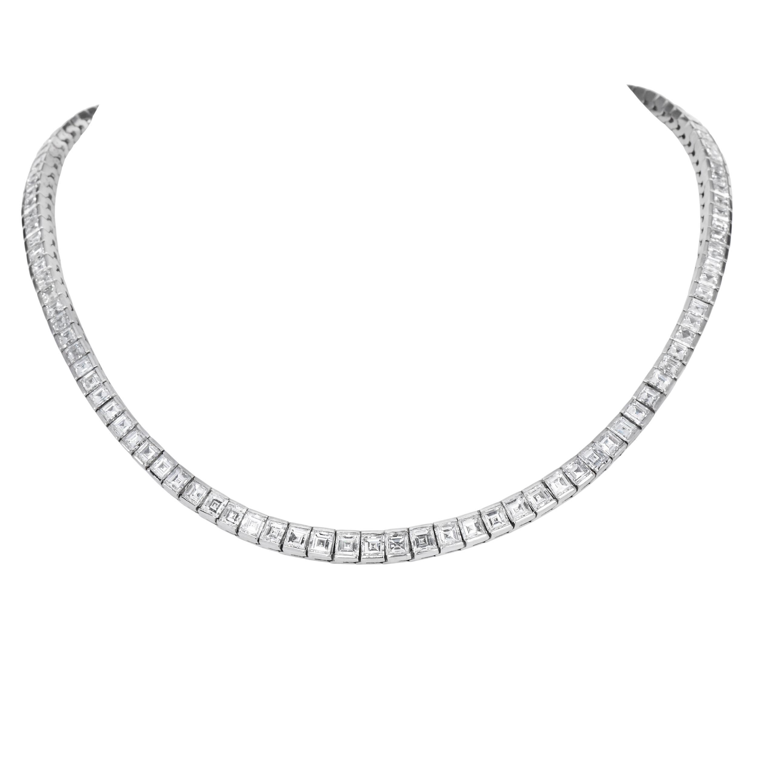 Collier de tennis en platine avec diamant taille carrée 30,00 carats en vente