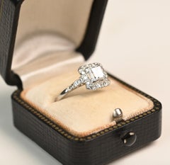 Carrs Verlobungsring im Carre-Schliff. 0,70ct I VS1 Diamant Rundschliff Halo Akzent Platin