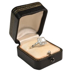 Carrs Verlobungsring im Carre-Schliff. 0,70ct I VS1 Diamant Rundschliff Halo Akzent Platin