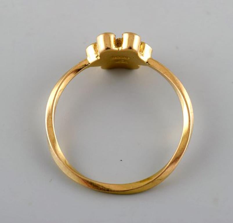 Carré ring in 18 kt. gold in the form of a flower. Adorned with 7 black diamonds.
Stamped: 750, CARRE.
In very good condition.
Size (US): 6,5. 
In most cases we can for a fee ($50) have the ring resized.
