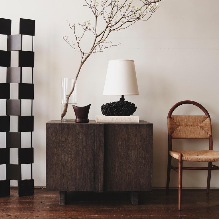 Petit meuble de rangement moderne en chêne « Carrel » de Christiane Lemieux  - En vente sur 1stDibs