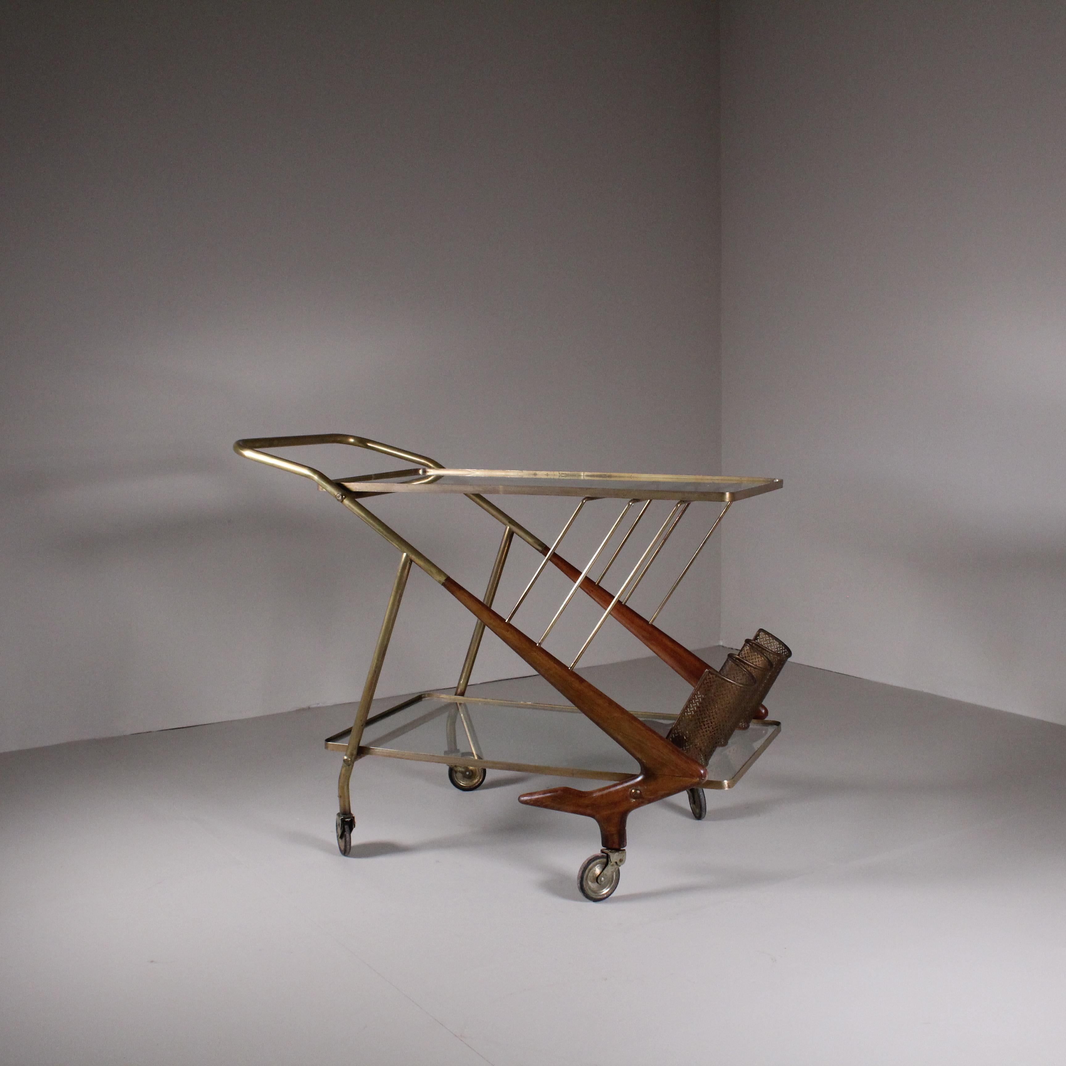 Carrellino in legno e ottone, piano in vetro, 1950 in vendita 3