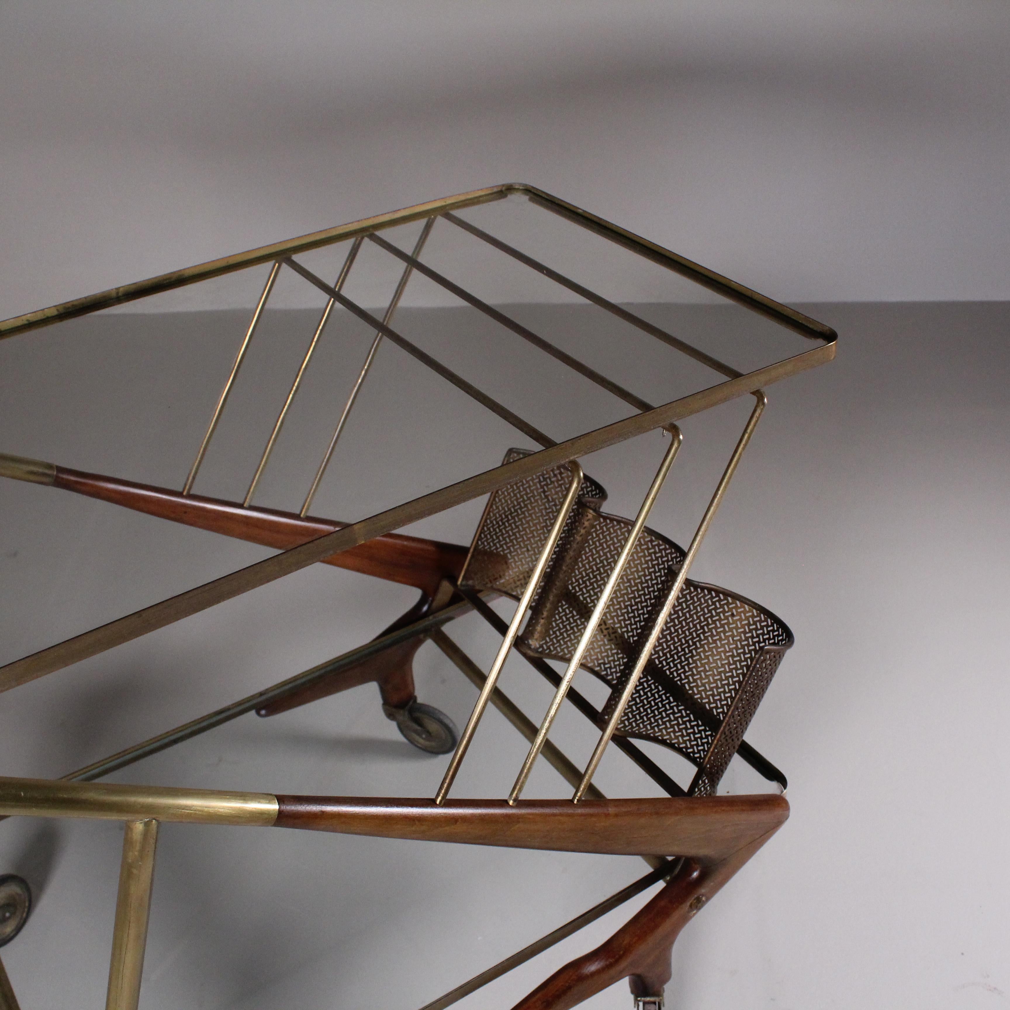 Carrellino in legno e ottone, piano in vetro, 1950 in vendita 4