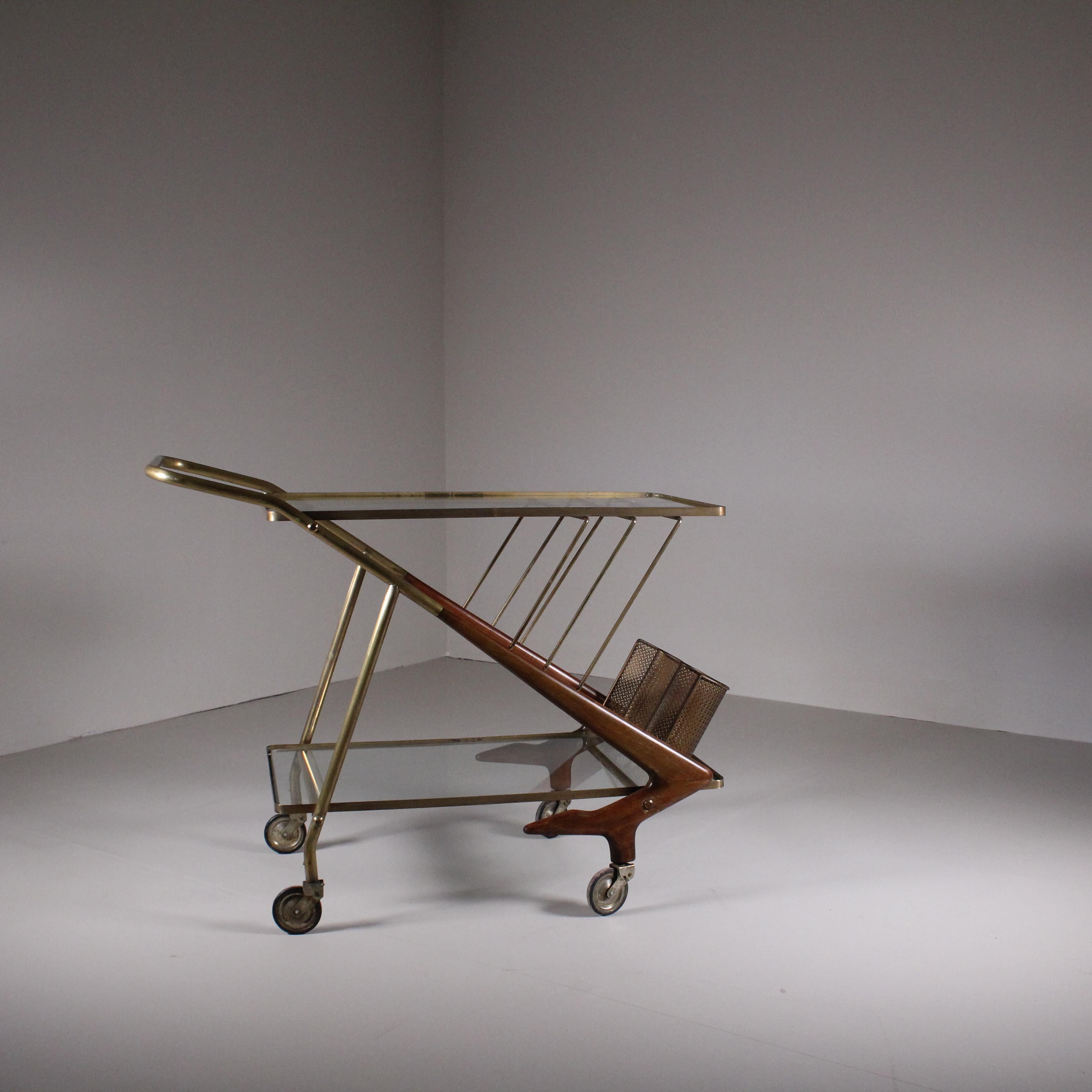 Condizioni:
Buone - Segni di usura
Materiali:
Vetro, Ottone
Epoca:
1950
Misure:
96x46x76 cm