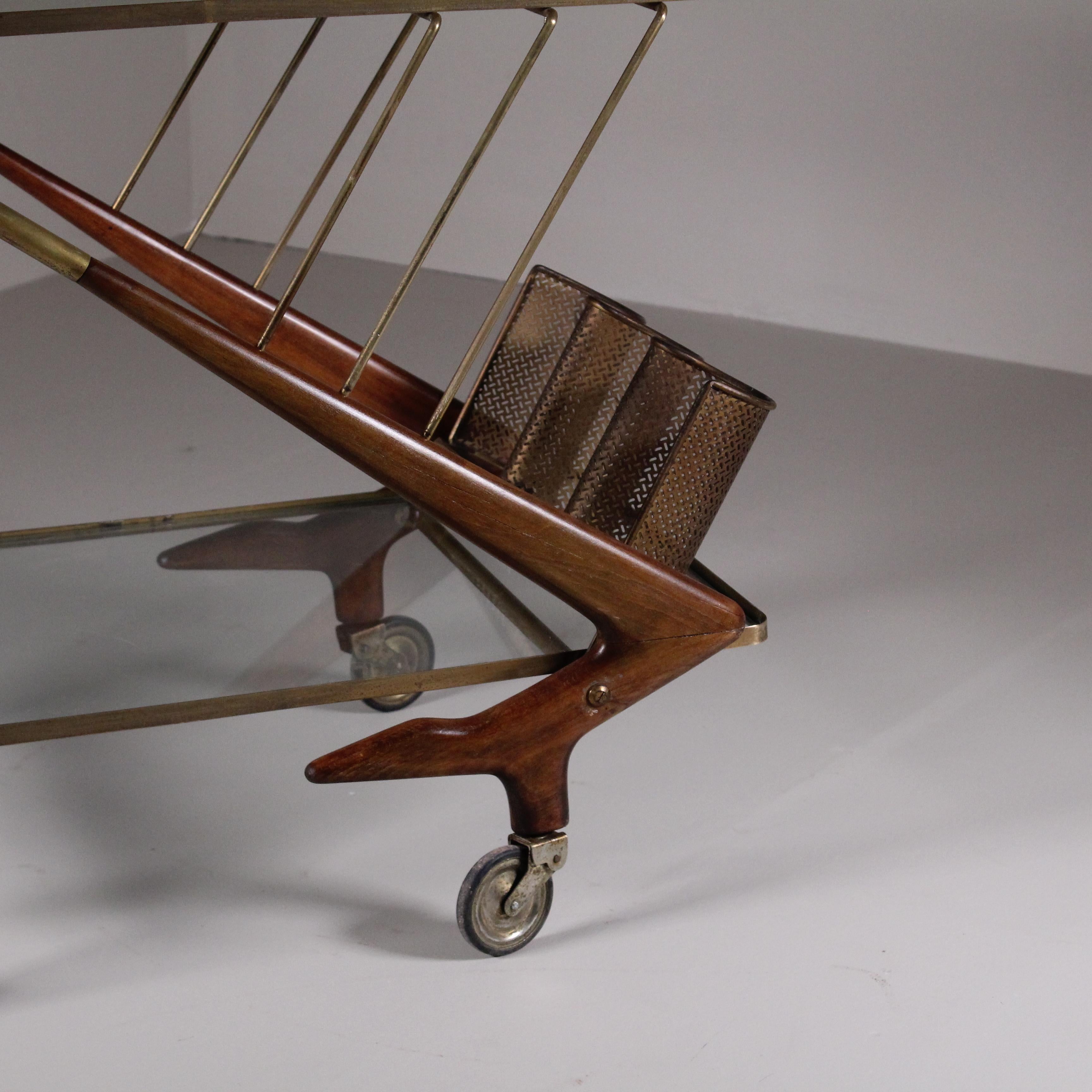 Mid-20th Century Carrellino in legno e ottone, piano in vetro, 1950 in vendita