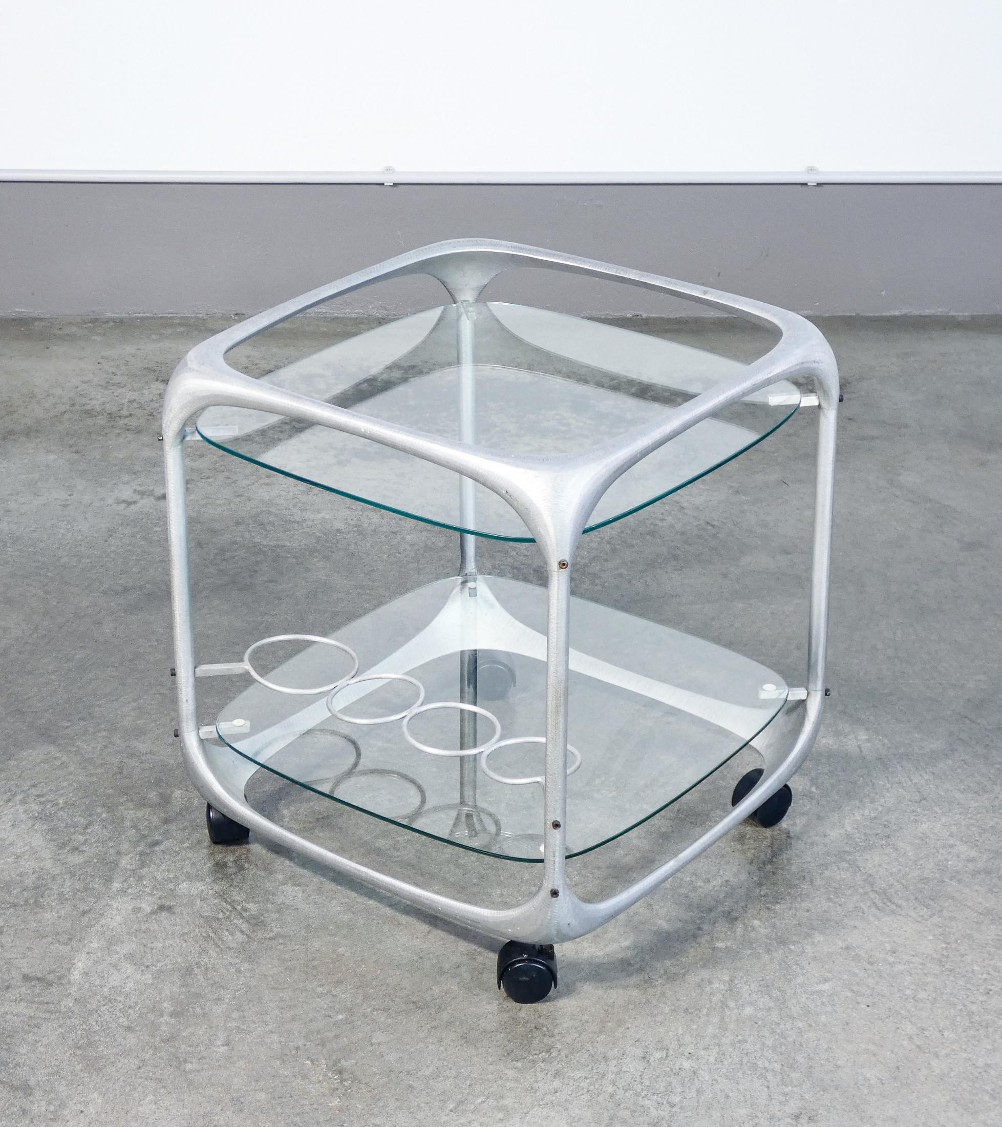 Bar cart
aluminum and glass, design
Renzo BURCHIELLARO.

ORIGIN
Italy

PERIOD
1970s

DESIGNER
Renzo BURCHIELLARO, also known as Lorenzo Burchiellaro, was an Italian designer and sculptor who was born in 1933 and died in 2017. He is famous for his