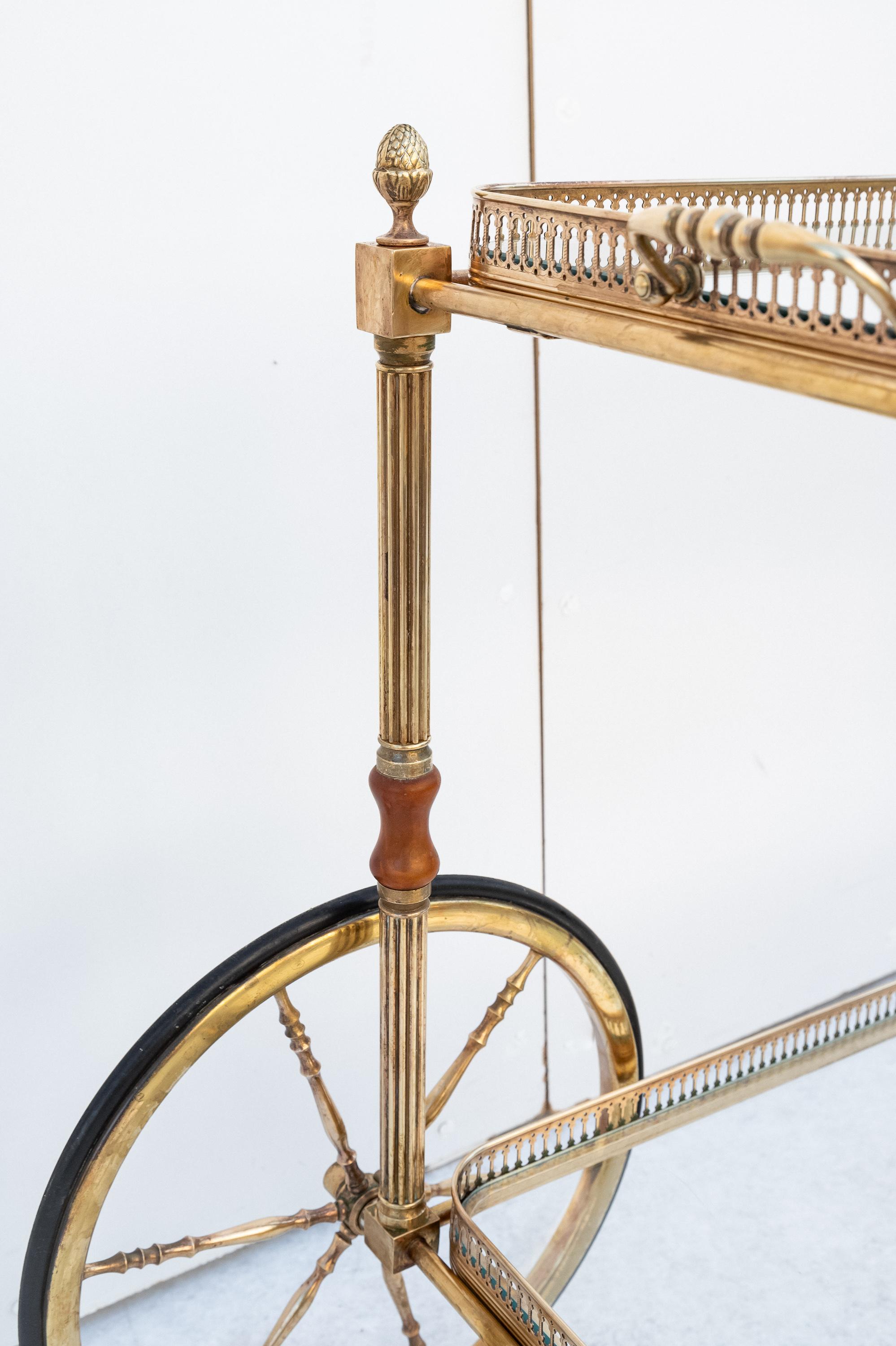 Chariot de bar en laiton avec plateaux en verre, France 1950s en vente 2