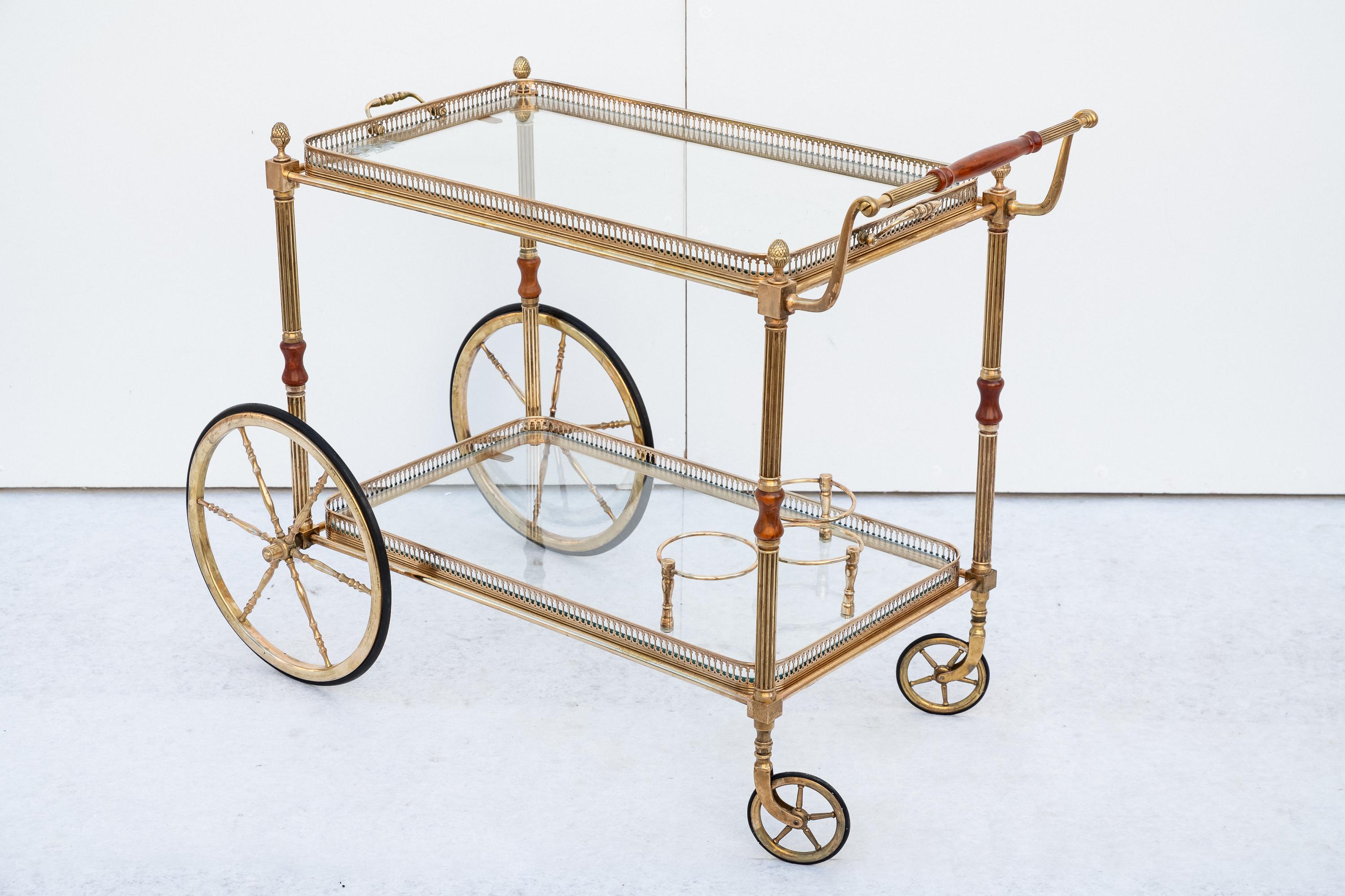 Chariot de bar en laiton avec plateaux en verre, France, années 1950. 
Magnifique chariot de service en laiton avec plateaux en verre, années 1950. Le récipient supérieur peut être utilisé comme plateau à boissons. Le réservoir inférieur de la