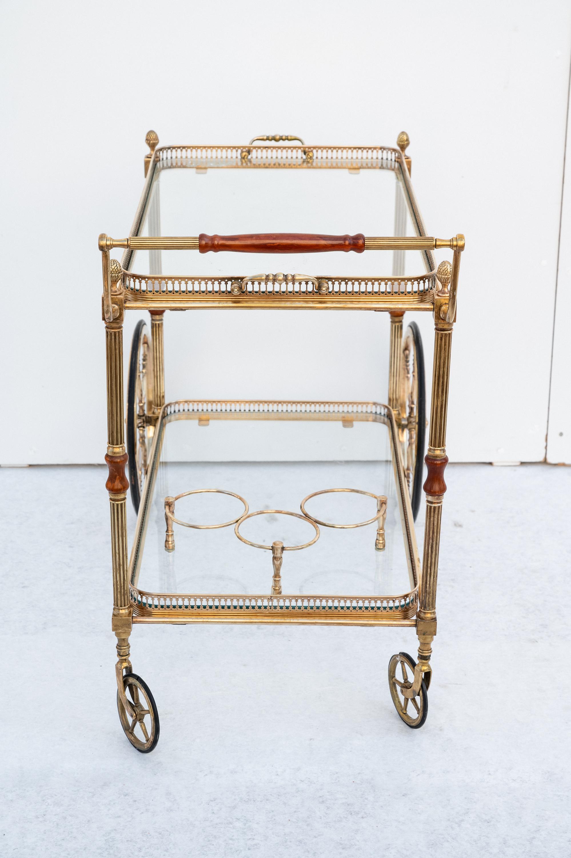 Mid-Century Modern Chariot de bar en laiton avec plateaux en verre, France 1950s en vente