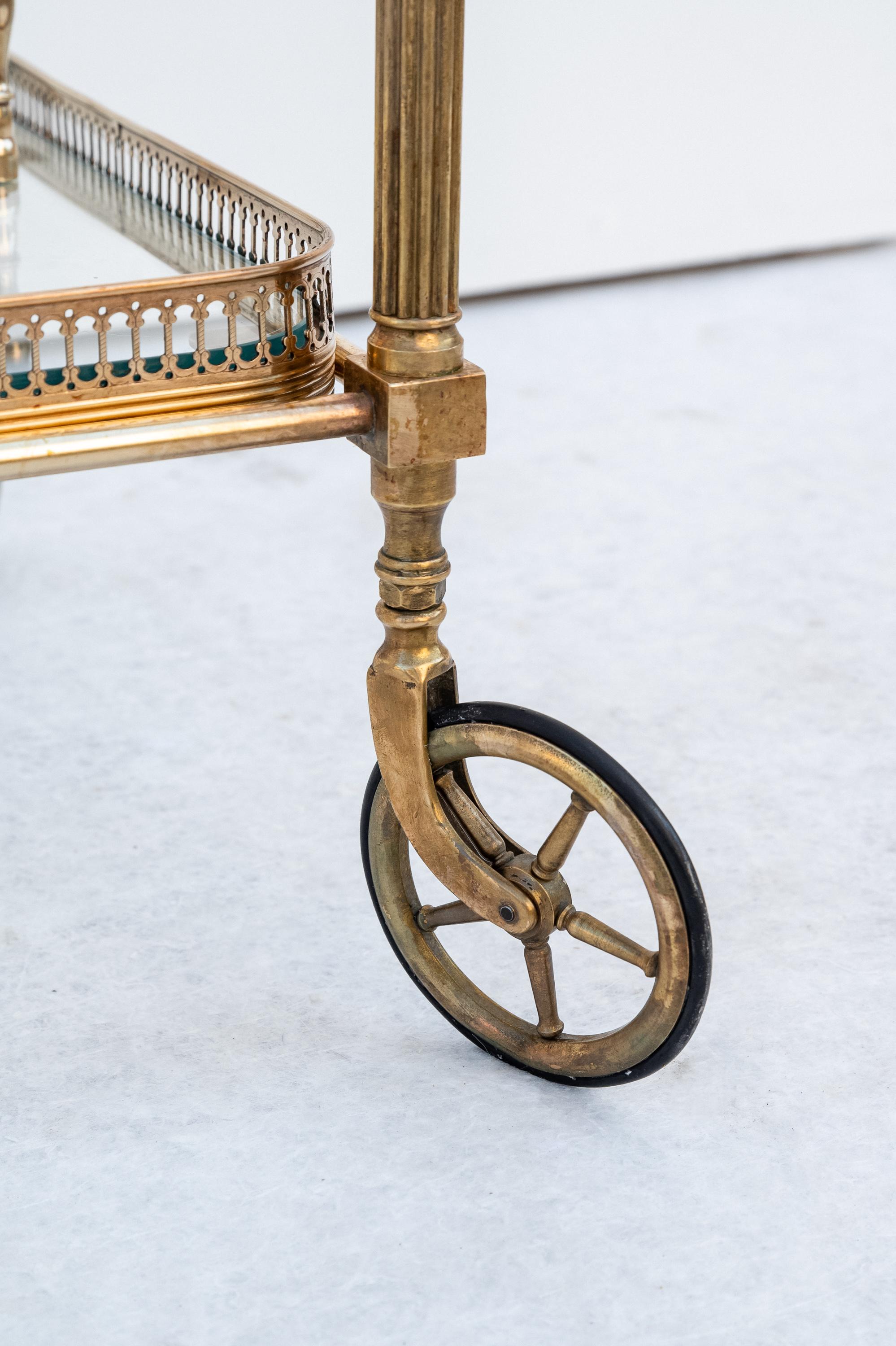 French Chariot de bar en laiton avec plateaux en verre, France 1950s en vente