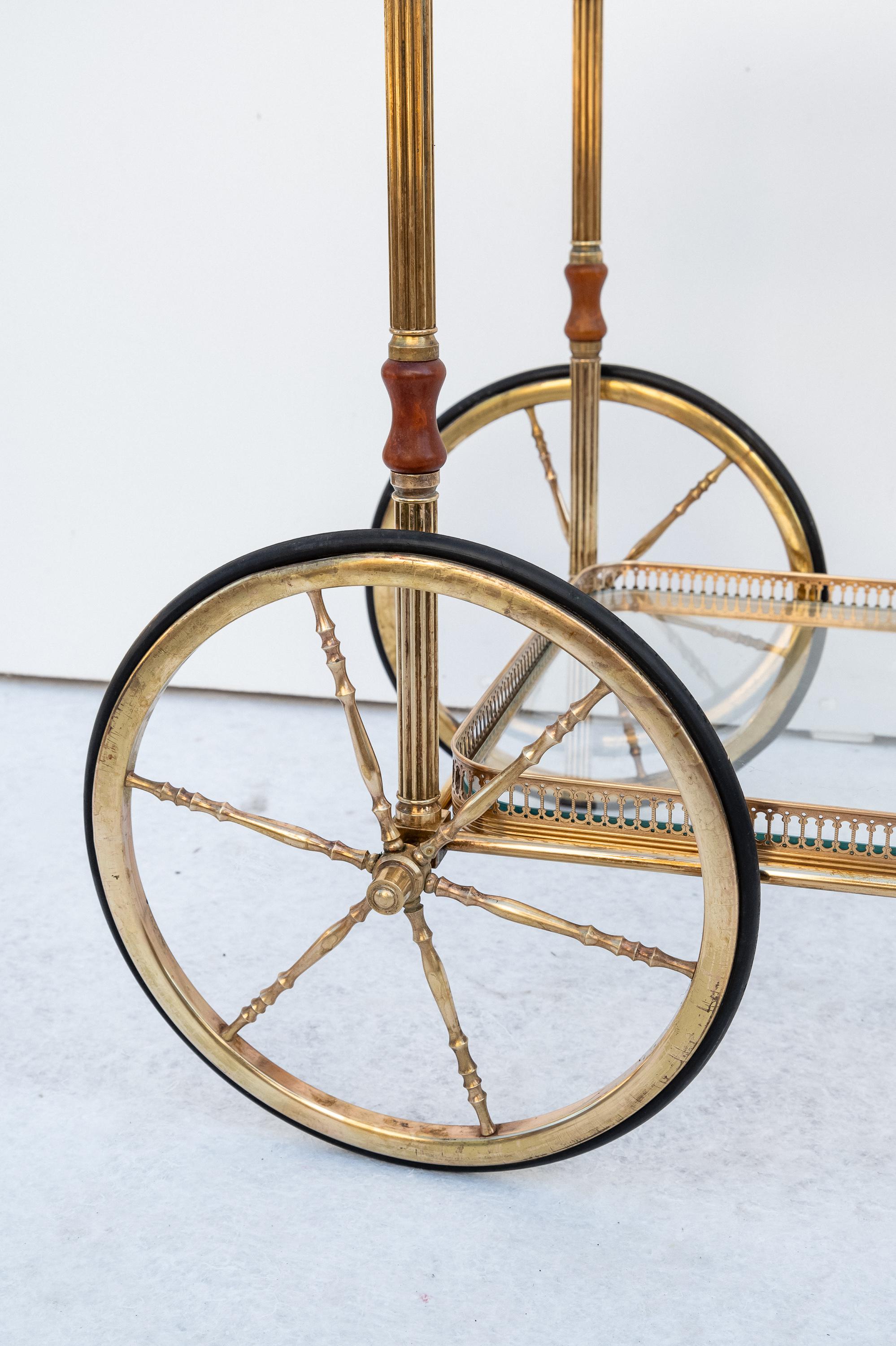 Patiné Chariot de bar en laiton avec plateaux en verre, France 1950s en vente