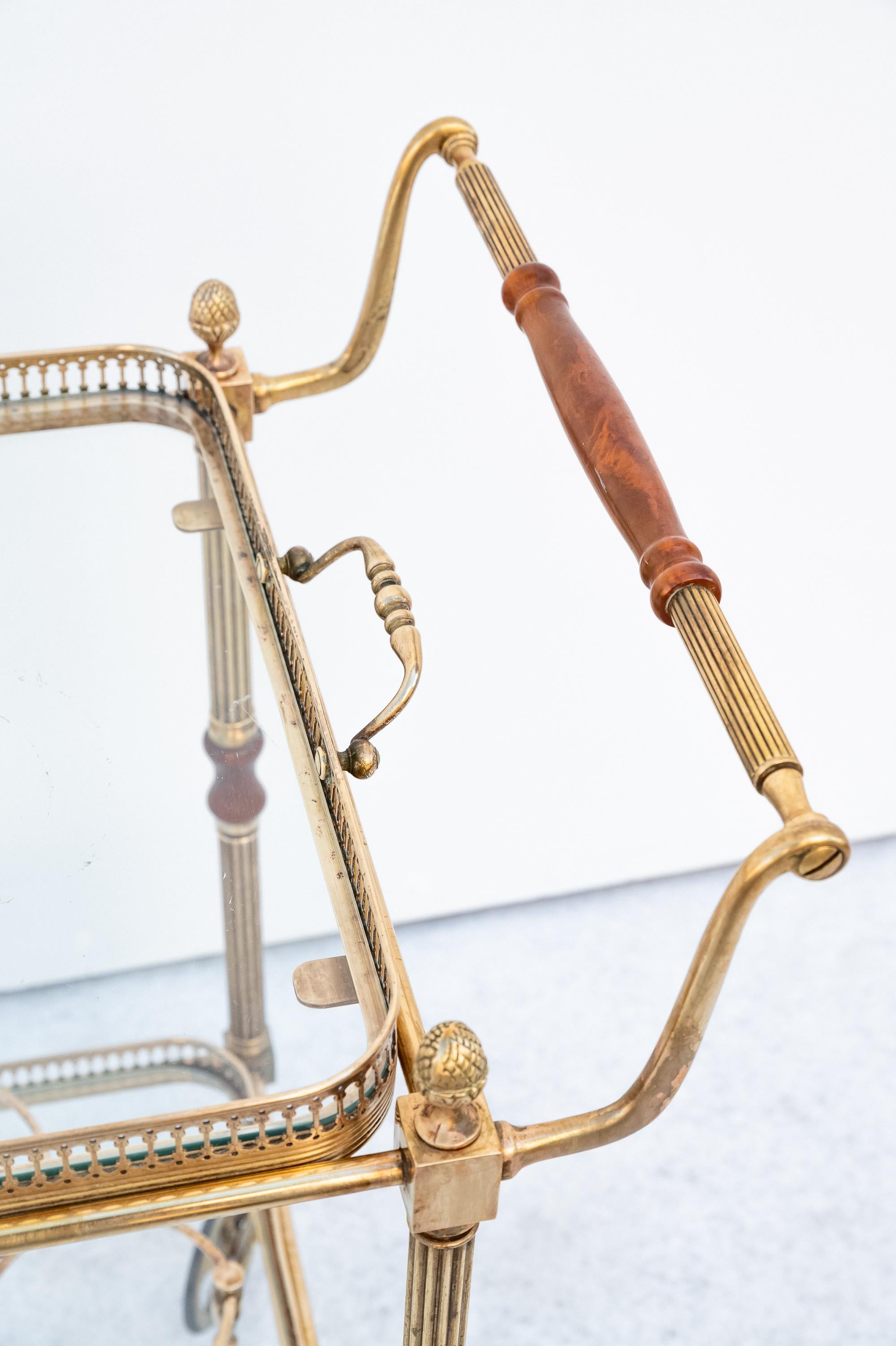 Chariot de bar en laiton avec plateaux en verre, France 1950s Bon état - En vente à Bastia Umbra, IT