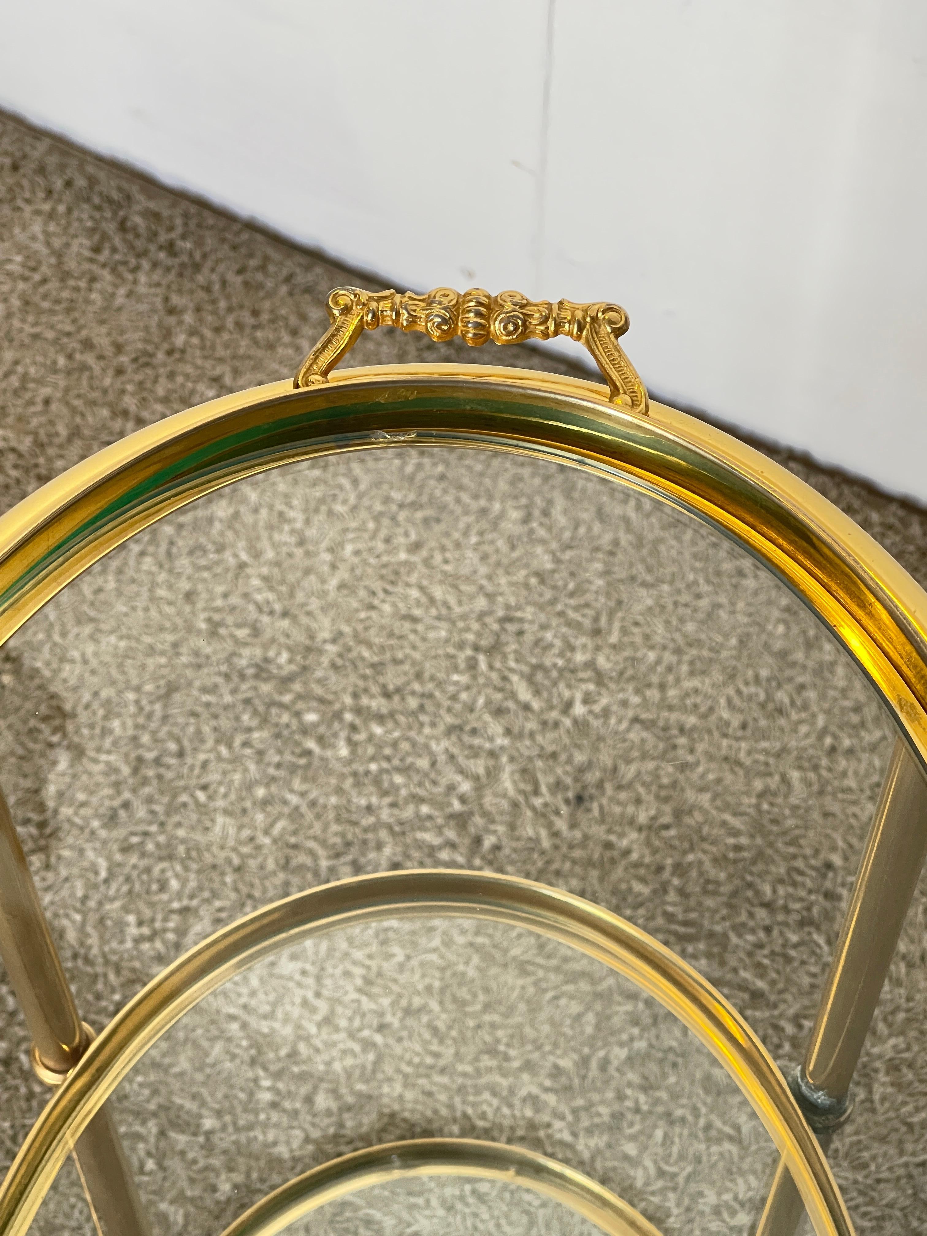 Carrello bar in ottone e vetro - stile Hollywood Regency en vente 1