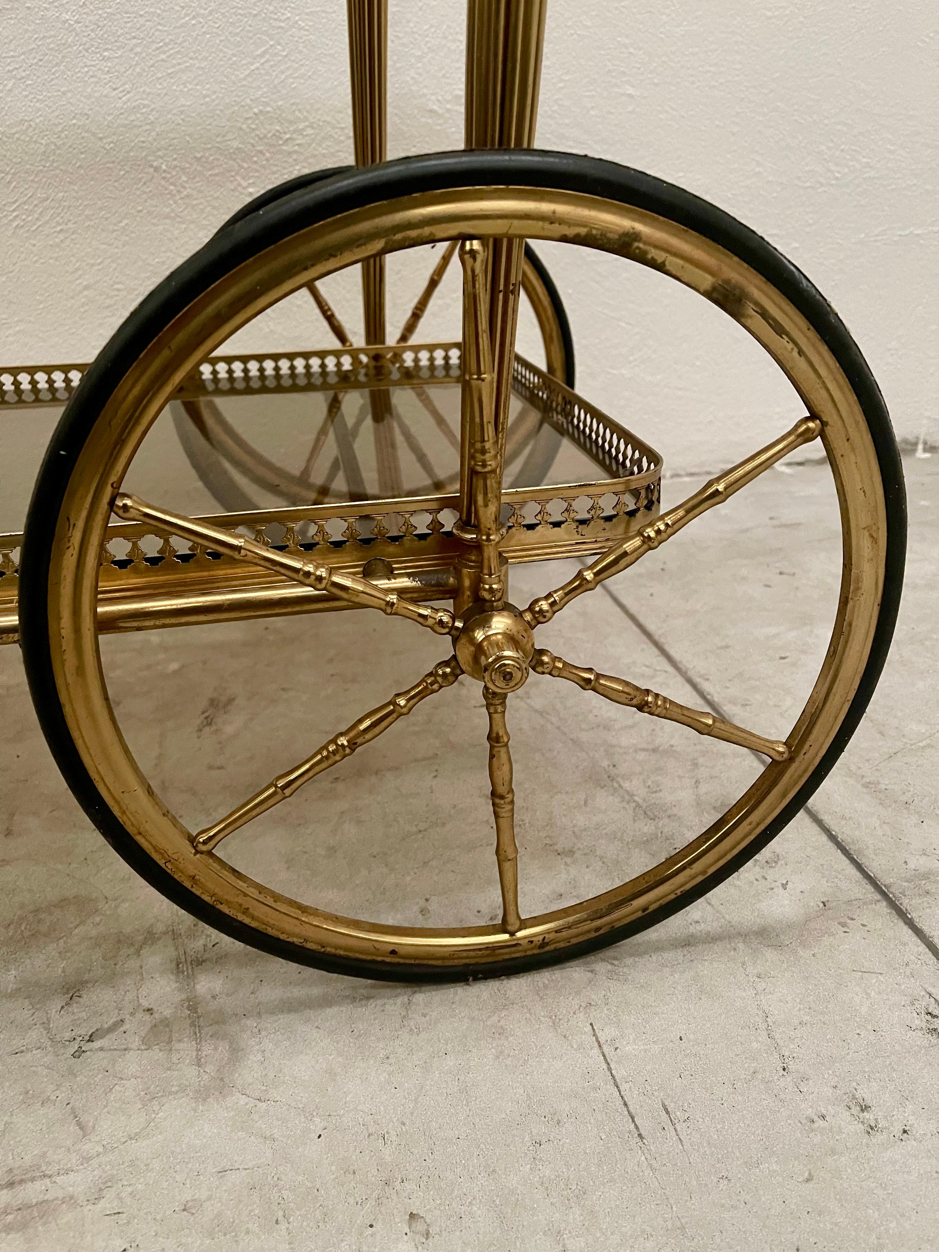 Carrello bar italiano in ottone e vetro del 1950 in vendita 4