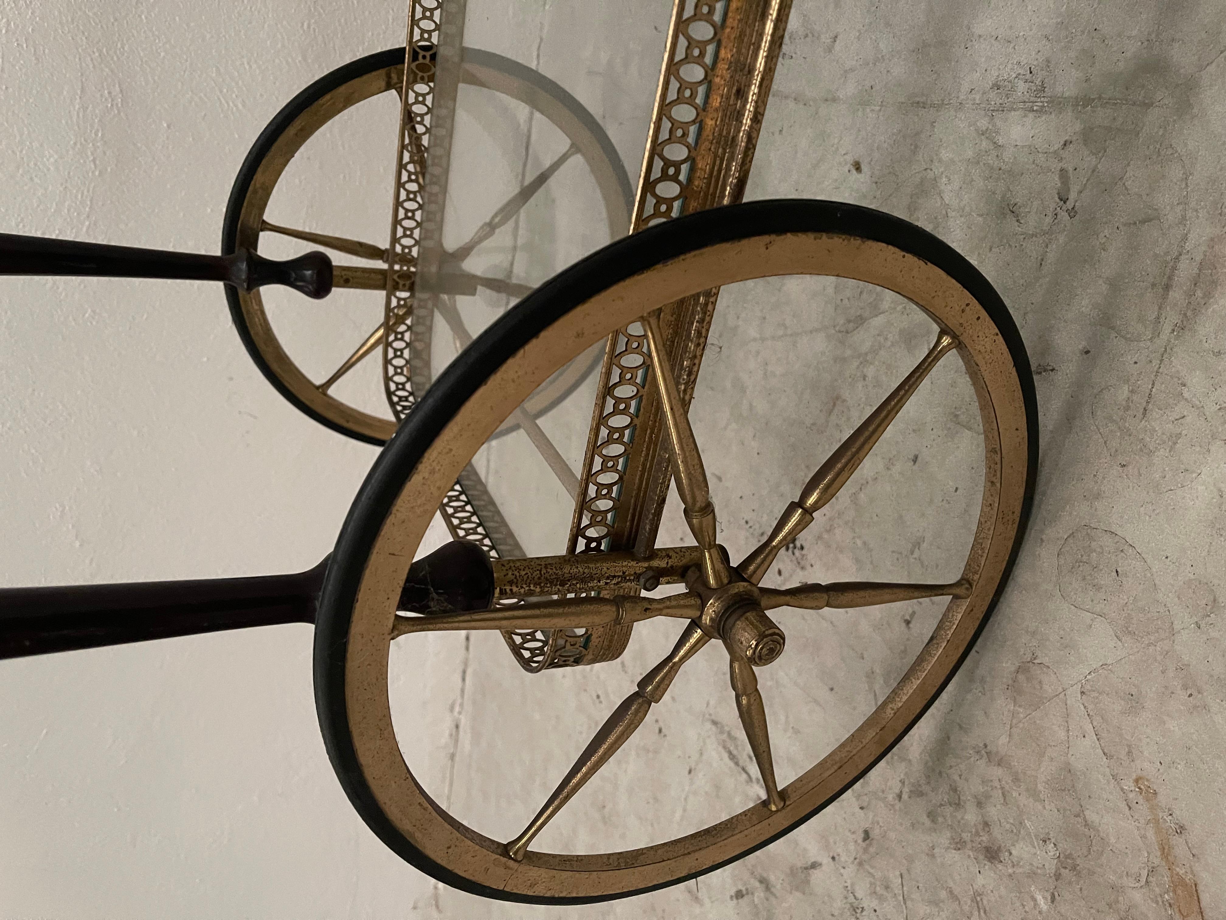Altro Carrello bar italiano in ottone e vetro del 1950 in vendita