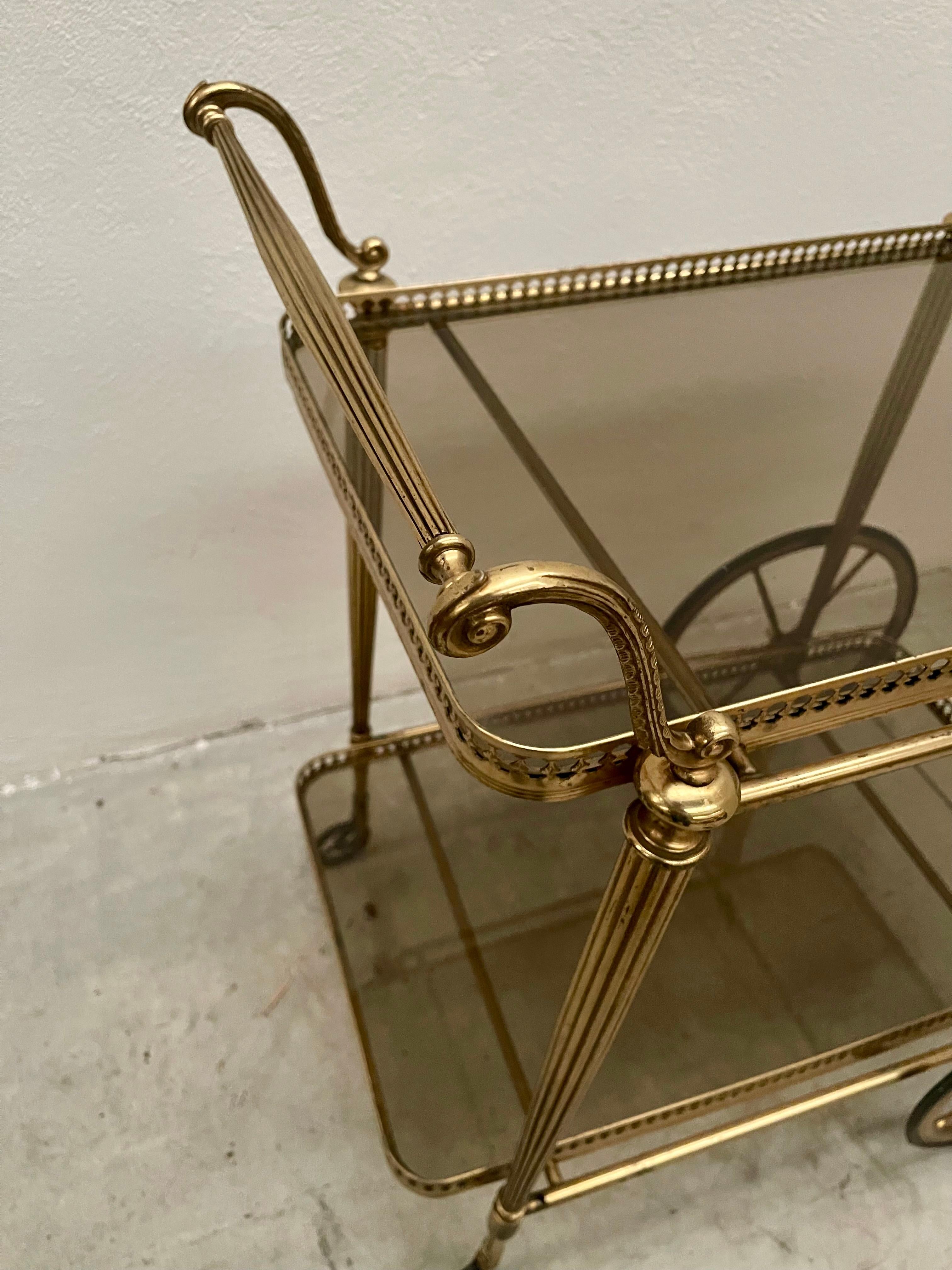 Ottone Carrello bar italiano in ottone e vetro del 1950 in vendita