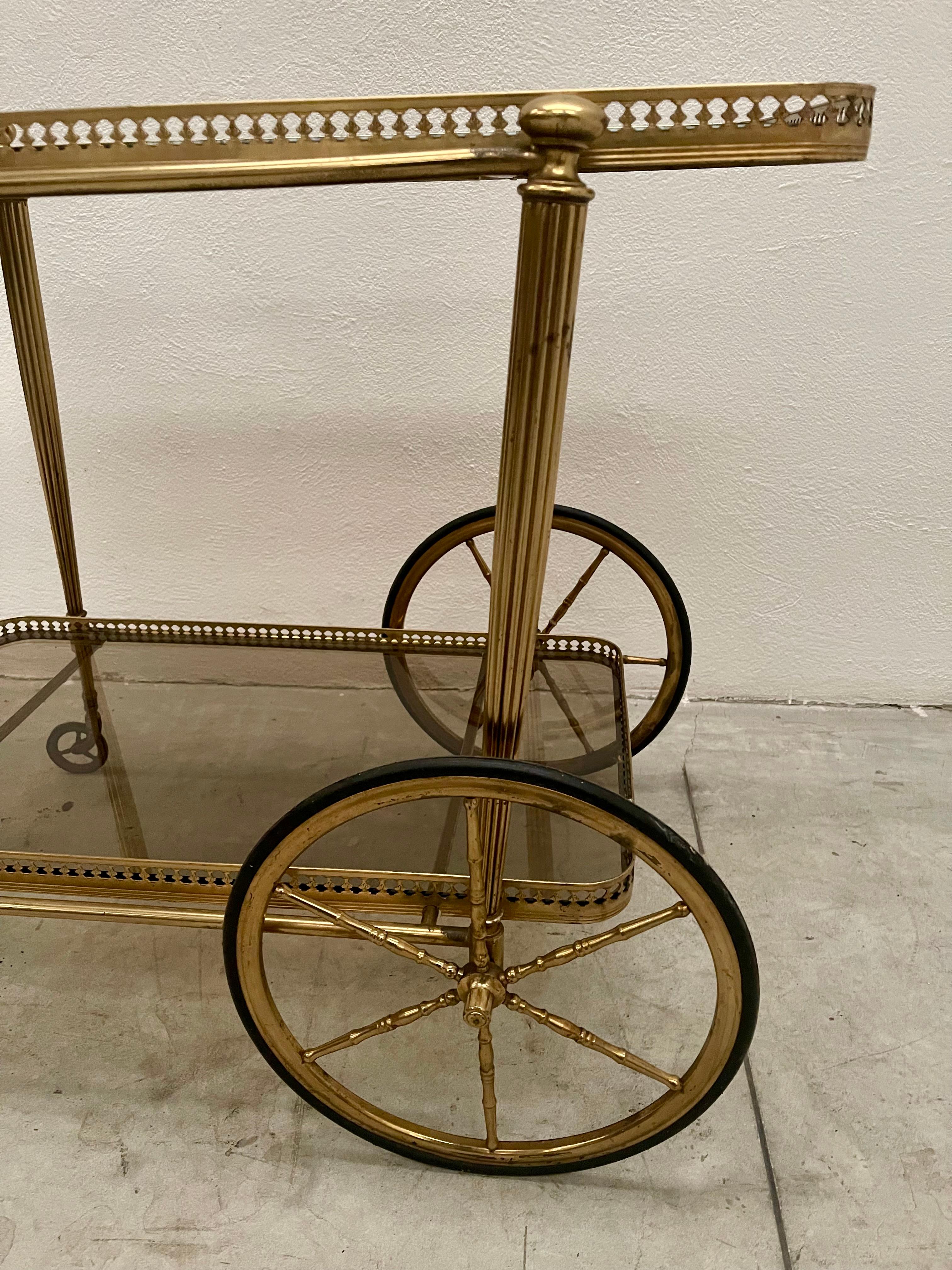 Carrello bar italiano in ottone e vetro del 1950 in vendita 2